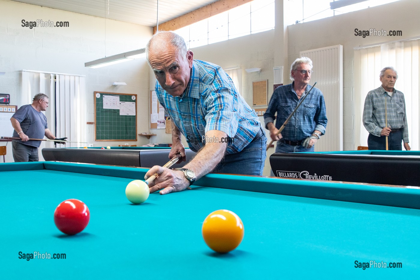 JOUEUR DE BILLARD FRANCAIS, SALLE OMNISPORTS, RUGLES (27), FRANCE 