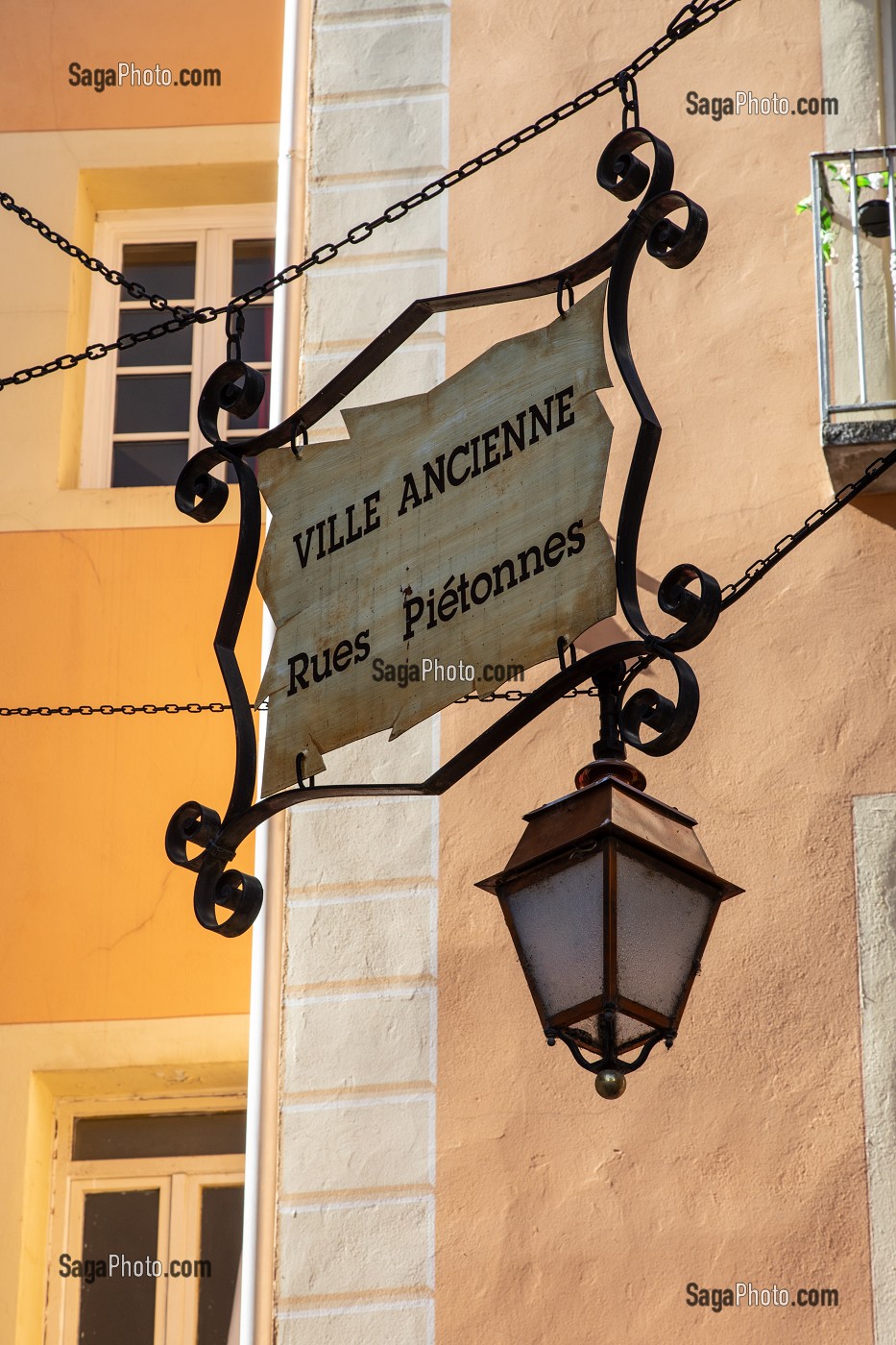 PANNEAU INDICATEUR D'UNE RUE PIETONNE DE LA VILLE ANCIENNE DATANT DU MOYEN-AGE CHAMBERY, SAVOIE (73), FRANCE 