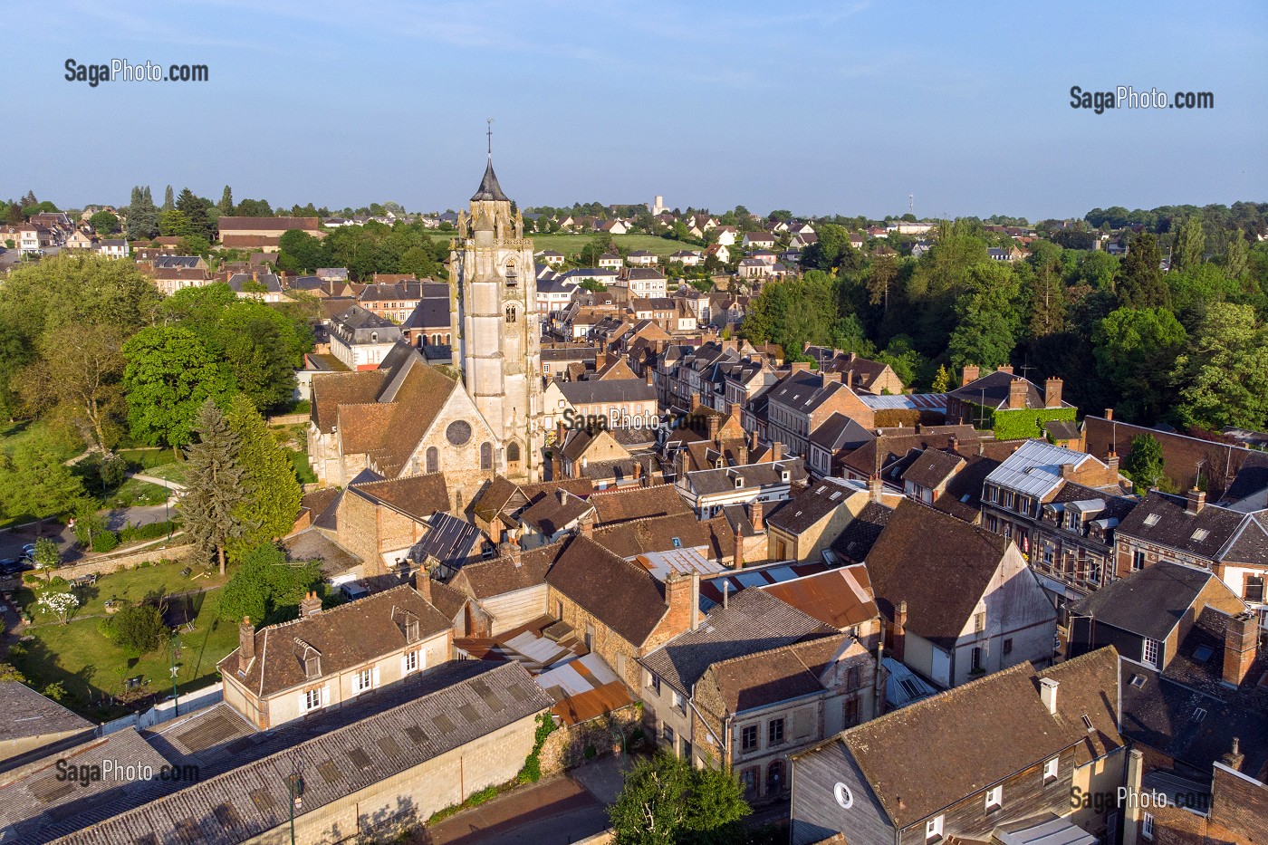 EGLISE ET VILLAGE DE RUGLES EN VUE AERIENNE, EURE (27), FRANCE 