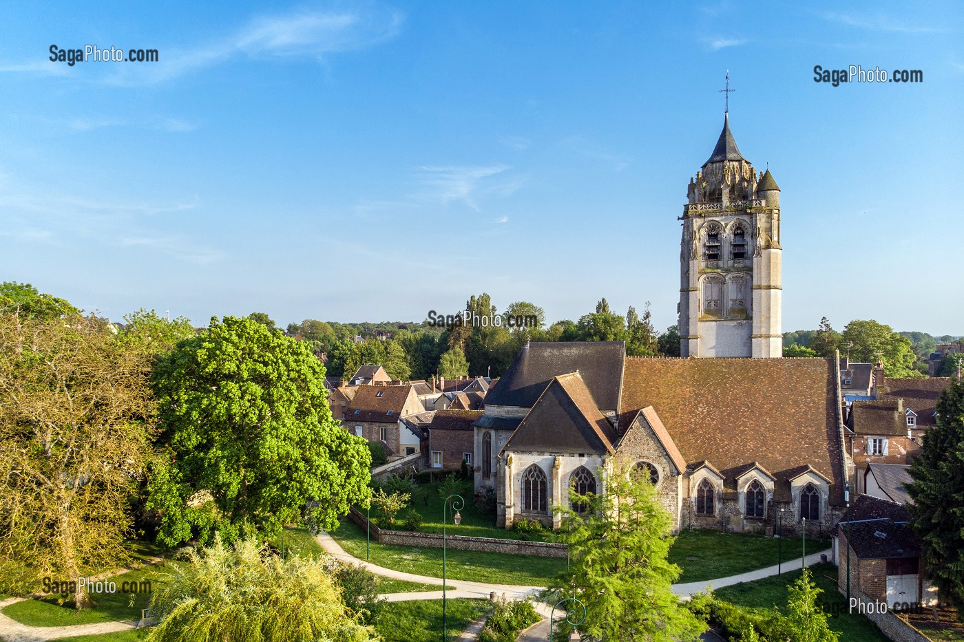 VUE AERIENNE DU PARC ET DE L'EGLISE SAINT-GERMAIN, RUGLES, EURE (27), FRANCE 