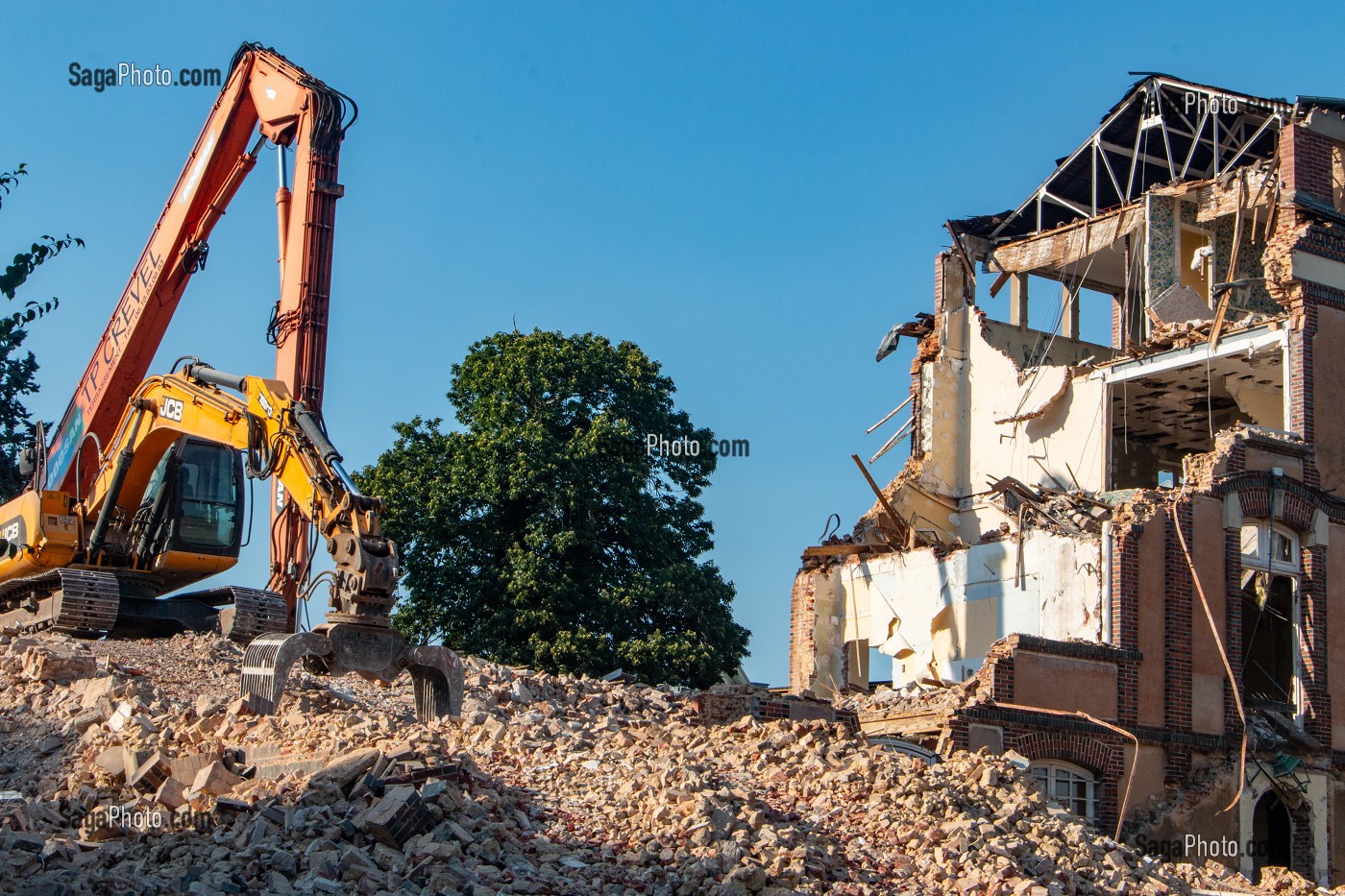 PELLETEUSES POUR LES TRAVAUX DE DEMOLITION DE L'ANCIEN HOPITAL ANDRE COUTURIER, RUGLES (27), FRANCE 