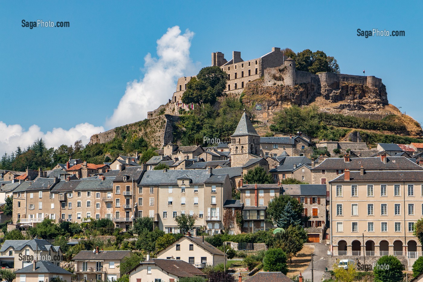 VUE D'ENSEMBLE DE LA VILLE DE SEVERAC AVEC LE CHATEAU DE SEVERAC-LE-CHATEAU, AVEYRON (12), FRANCE 