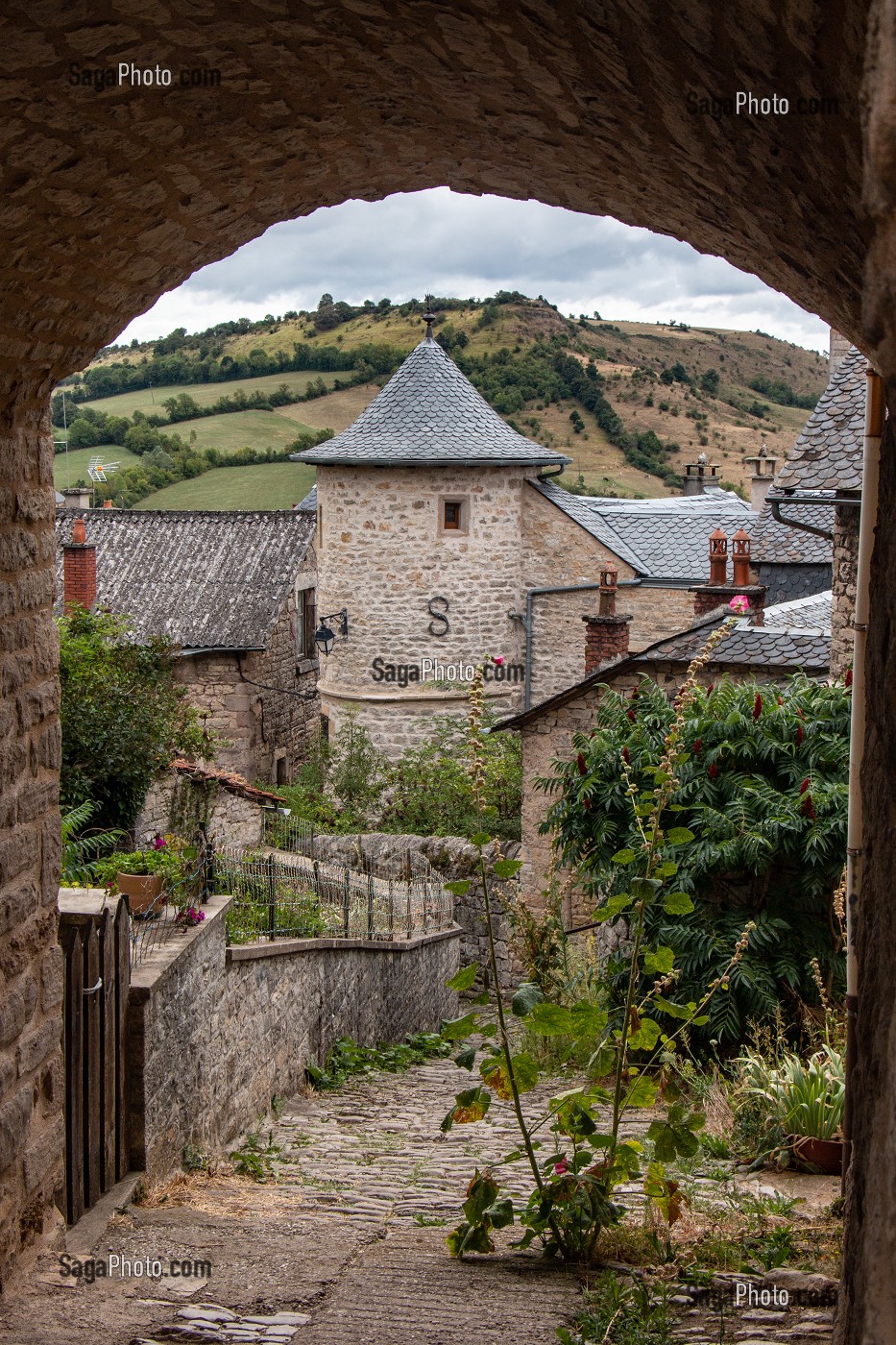 PASSAGE VOUTE D'UNE MAISON DU MOYEN-AGE DANS LE BOURG DE SEVERAC-LE-CHATEAU, AVEYRON (12), FRANCE 