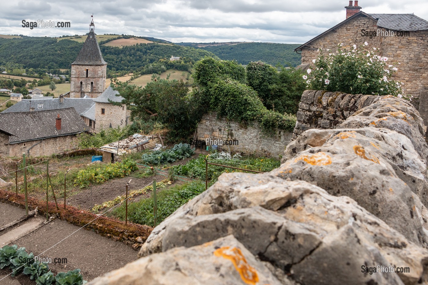 VU D'UN POTAGER ET DE L'EGLISE SEVERAC-LE-CHATEAU, AVEYRON (12), FRANCE 