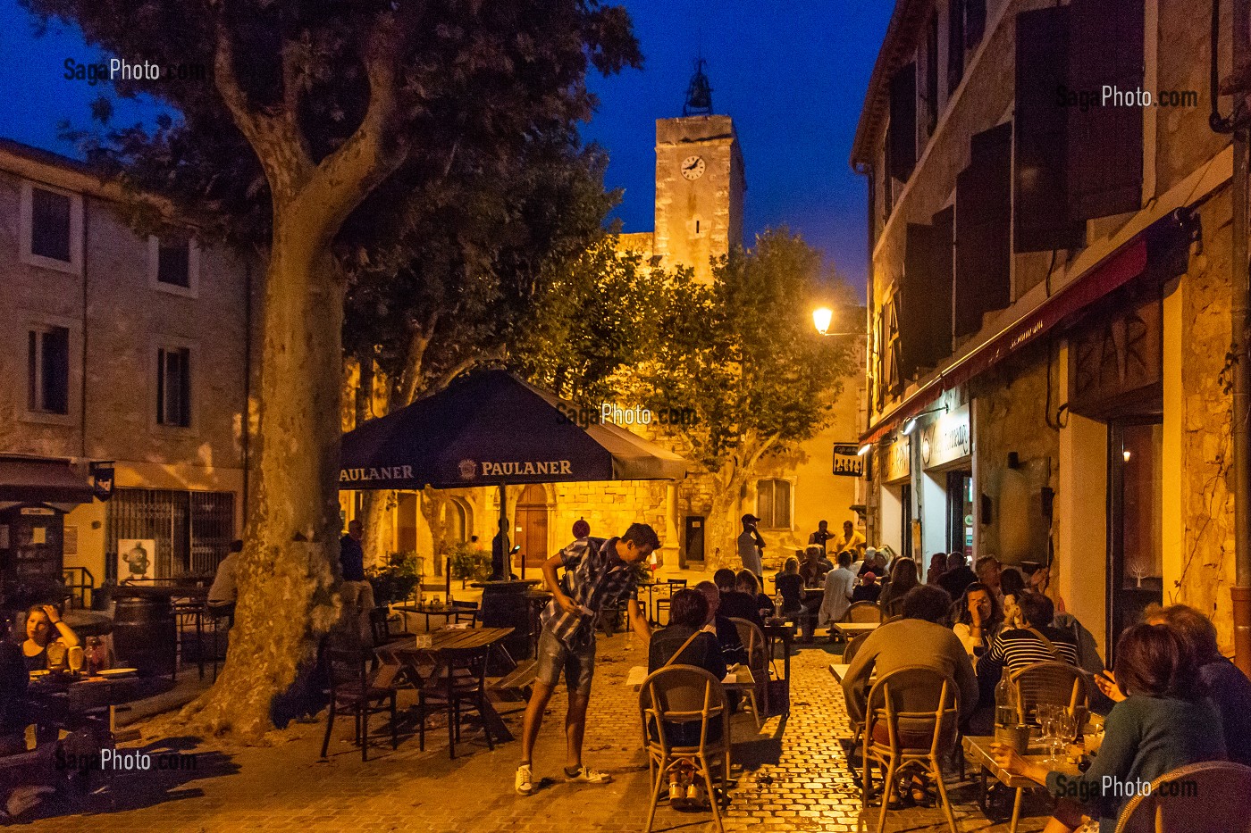 TERRASSE D'UN BAR, CAFE DE PAYS O VIEUX TONNEAUX, PLACE DU CENTRE-VILLE A LA TOMBEE DE LA NUIT, PEYRIAC-SUR-MER, AUDE (11), FRANCE 