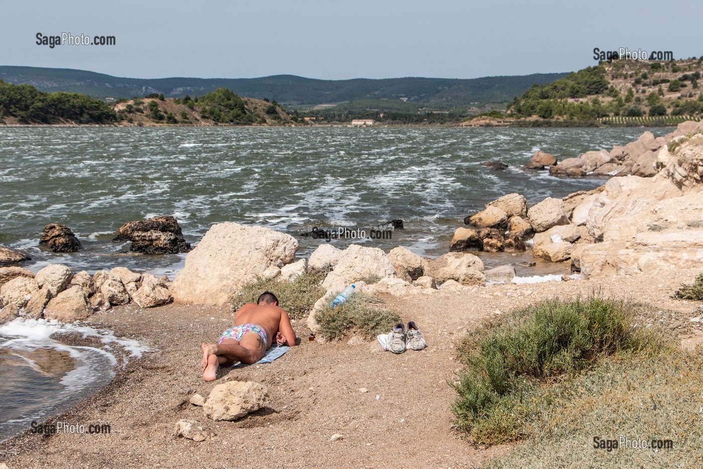 HOMME SUR LA PLAGE DE L'ETANG DU DOUL, PEYRIAC-SUR-MER, AUDE (11), FRANCE 