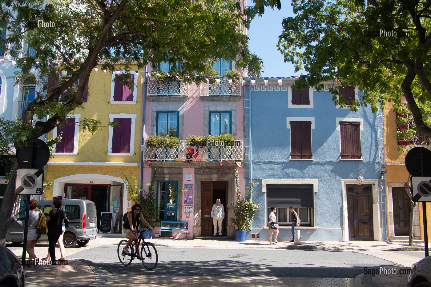 CHAMBRES D'HOTES LA MAISON DE MONSIEUR PIERRE FACADE COLOREE ET BALCON FLEURIE LEUCATE, AUDE (11), FRANCE 