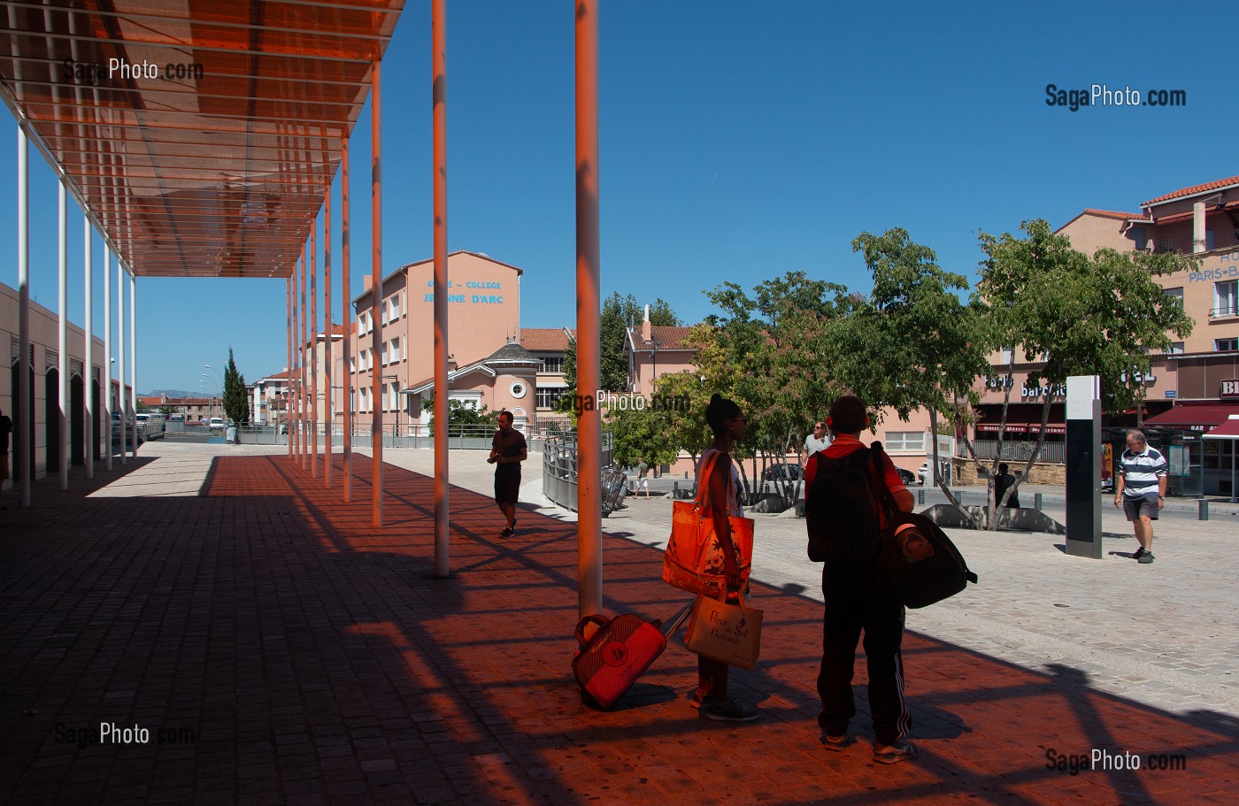 PASSAGERS SUR LE PARVIS DE LA GARE DE PERPIGNAN, LE CENTRE DU MONDE POUR SALVADOR DALI, PERPIGNAN (66), FRANCE 