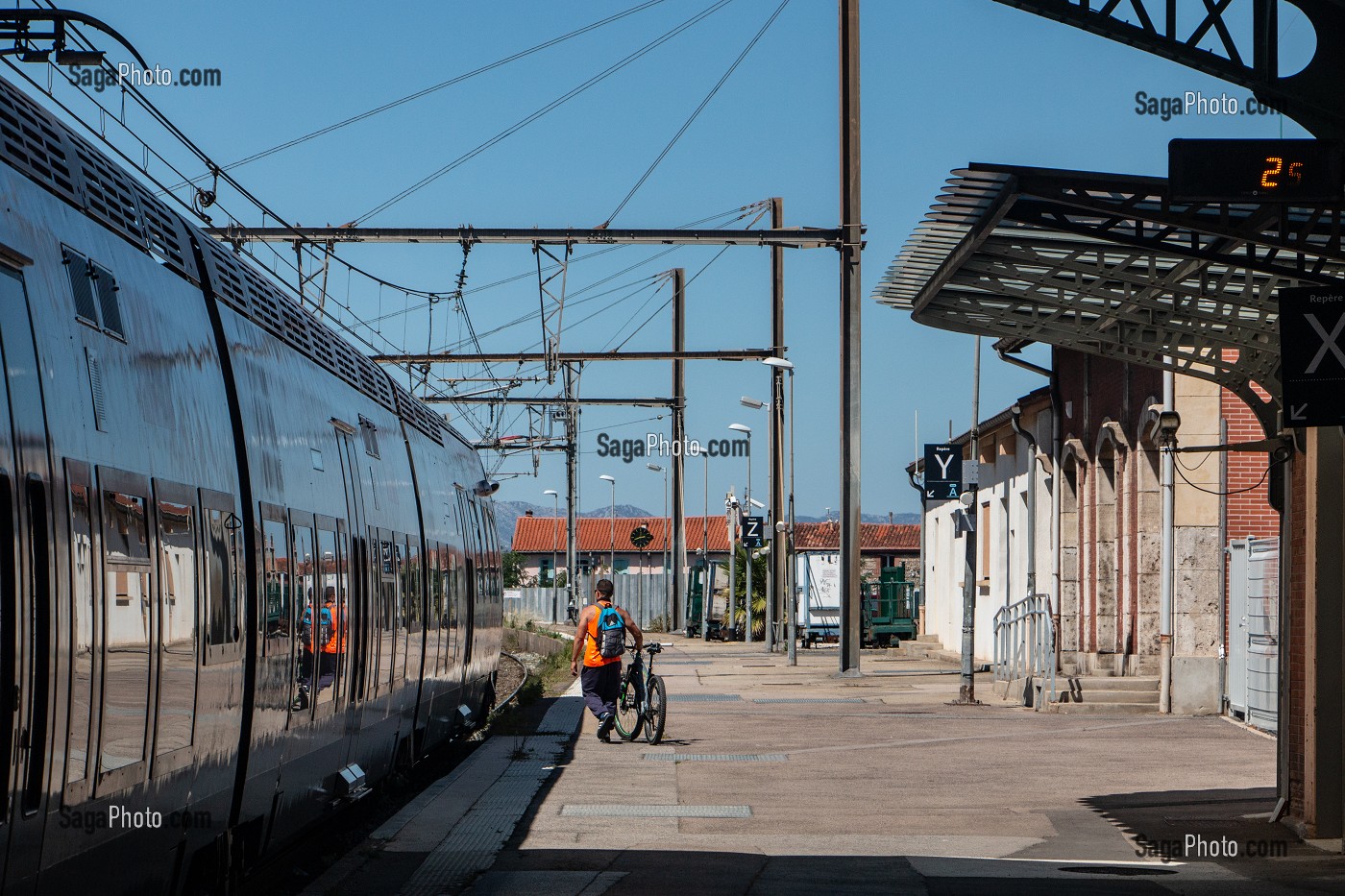 VOYAGEUR A VELO S'APPRETANT A MONTER DANS LE TGV EN GARE DE PERPIGNAN, LE CENTRE DU MONDE POUR SALVADOR DALI, PERPIGNAN (66), FRANCE 