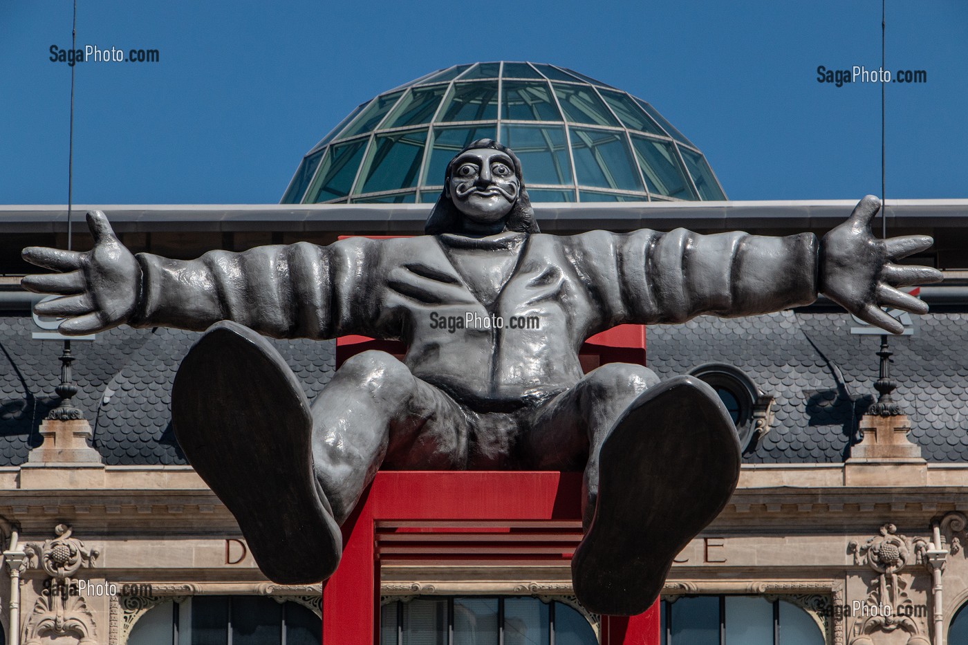 STATUT MONUMENTALE DE SALVADOR DALI REALISEE PAR LES PRITCHARD'S DEVANT LA FNAC, PERPIGNAN (66), FRANCE 