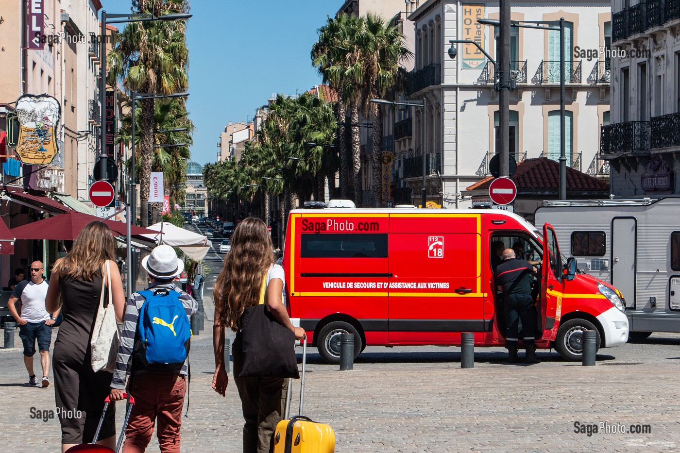 INTERVENTION DES SAPEURS-POMPIERS SUR LE PARVIS DE LA GARE PERPIGNAN (66), FRANCE 