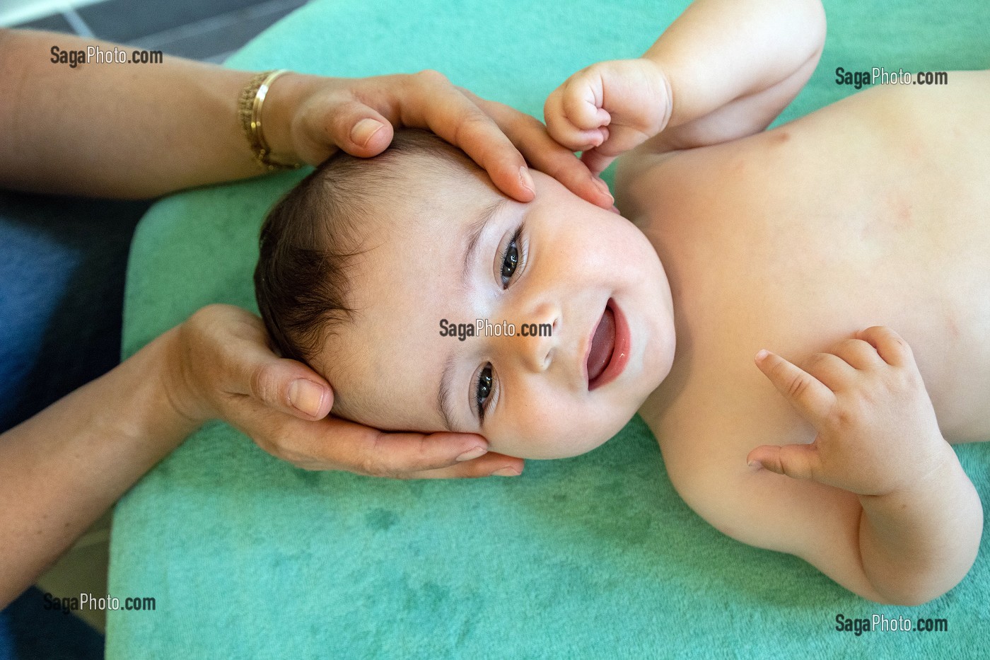 FEMME OSTEOPATHE, MANIPULATION MANUELLE D'UN ENFANT EN BAS AGE POUR DES TROUBLES DE L'ORGANISME