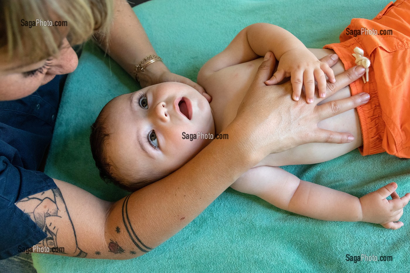 FEMME OSTEOPATHE, MANIPULATION MANUELLE D'UN ENFANT EN BAS AGE POUR DES TROUBLES DE L'ORGANISME 