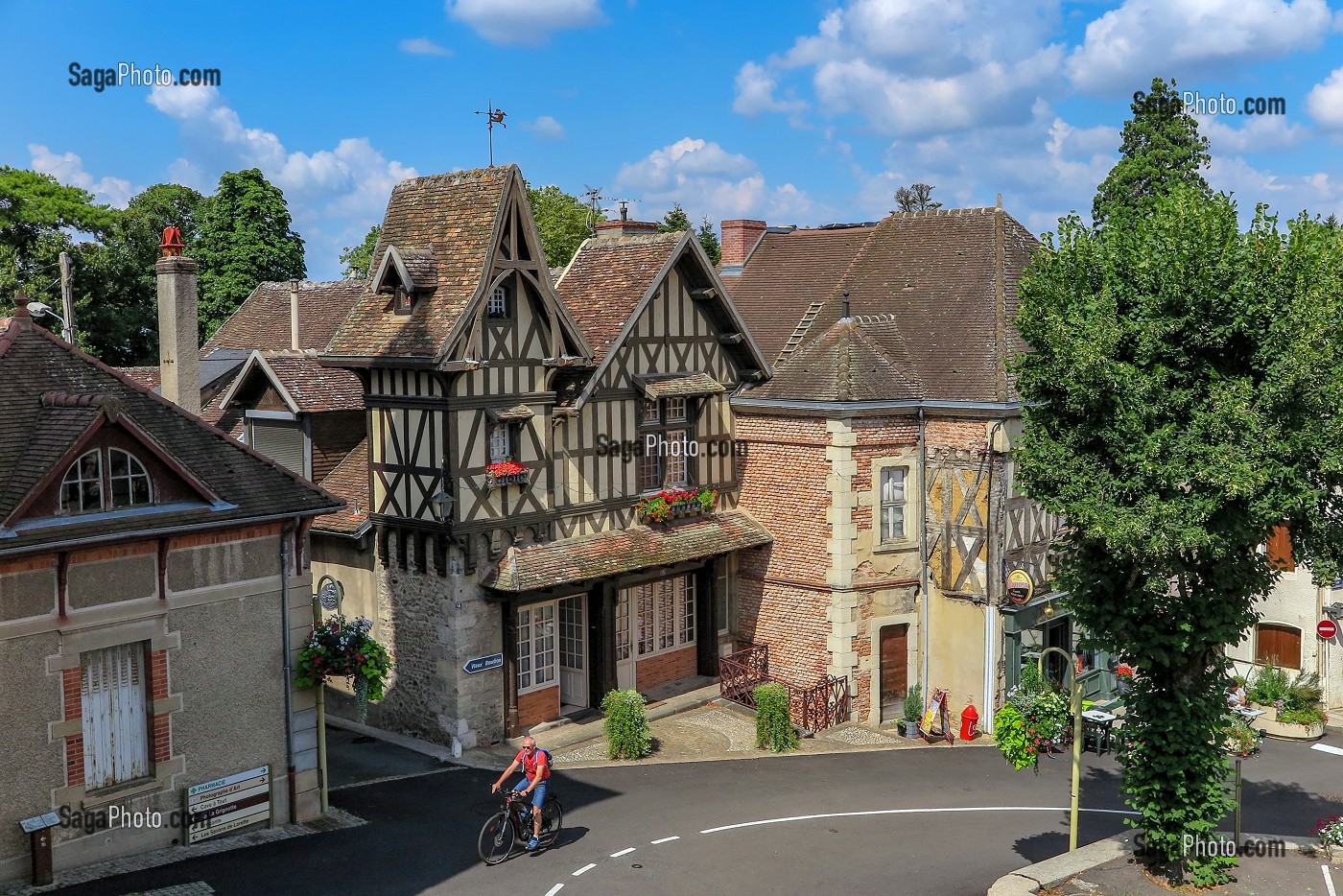 MAISON A COLOMBAGES EN COEUR DE VILLE DE BOURBON-LANCY, (71) SAONE-ET-LOIRE, BOURGOGNE-FRANCHE-COMTE, FRANCE 