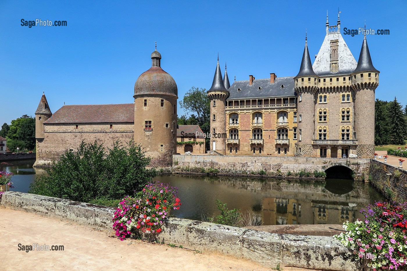 CHATEAU FORT DE LA CLAYETTE ENTOURE DE DOUVES, CONSTRUIT ENTRE LE XIV ET LE XIX EME SIECLE, LA CLAYETTE, (71) SAONE-ET-LOIRE, BOURGOGNE-FRANCHE-COMTE, FRANCE 