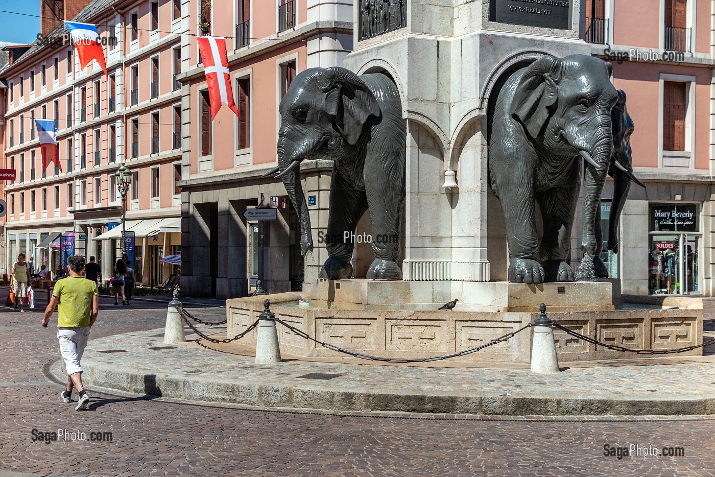 ELEPHANTS DE LA FONTAINE DES QUATRE SANS CUL FONTAINE ERIGEE EN MEMOIRE DE HANNIBAL QUI TRAVERSA LES ALPES A DOS D'ELEPHANTS, CHAMBERY, SAVOIE (73), FRANCE 
