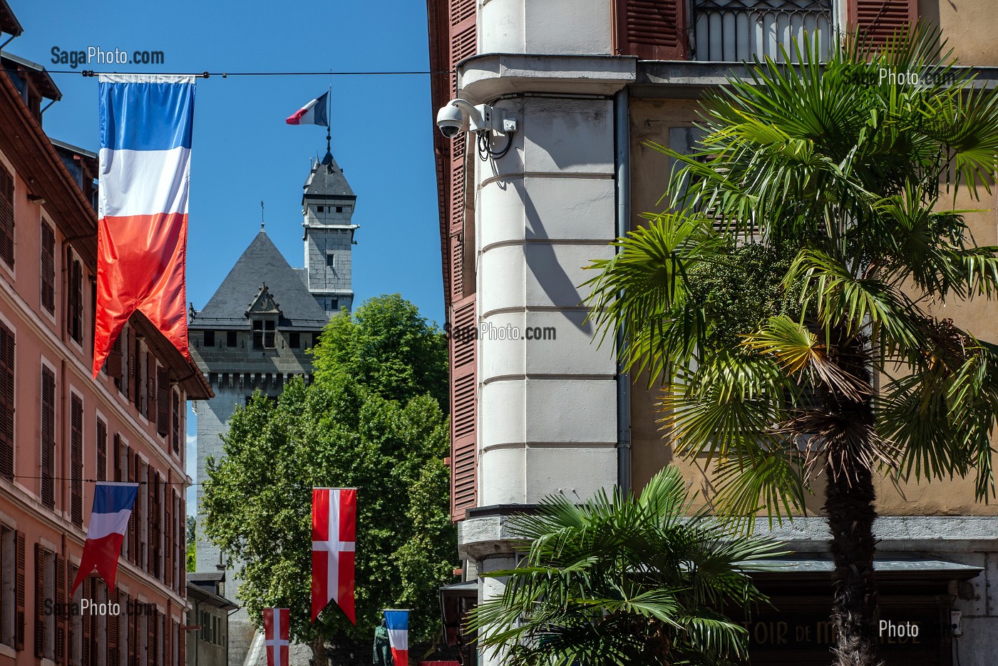 RUE DE BOIGNE QUI DEBOUCHE SUR LE CHATEAU DES DUCS DE SAVOIE, DRAPEAU DE LA SAVOIE ET DE LA FRANCE, CHAMBERY, SAVOIE (73), FRANCE 
