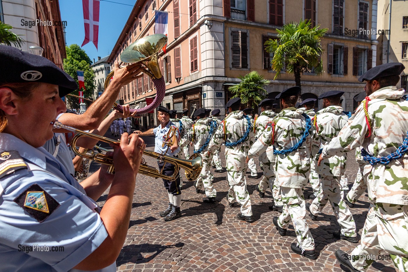 DEFILE MILITAIRE RUE DE BOIGNE QUI DEBOUCHE SUR LE CHATEAU DES DUCS DE SAVOIE, CHAMBERY, SAVOIE (73), FRANCE 