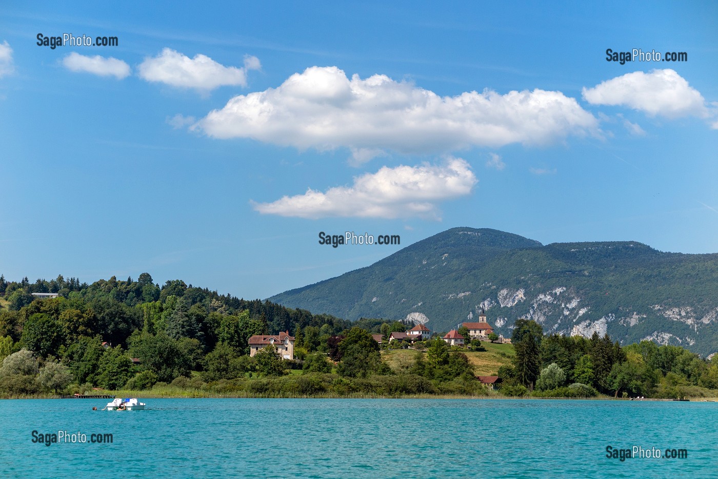 EGLISE ET VILLAGE DE SAINT-ALBAN-DE MONTBEL, LAC D'AIGUEBELETTE, SAVOIE (73), FRANCE 