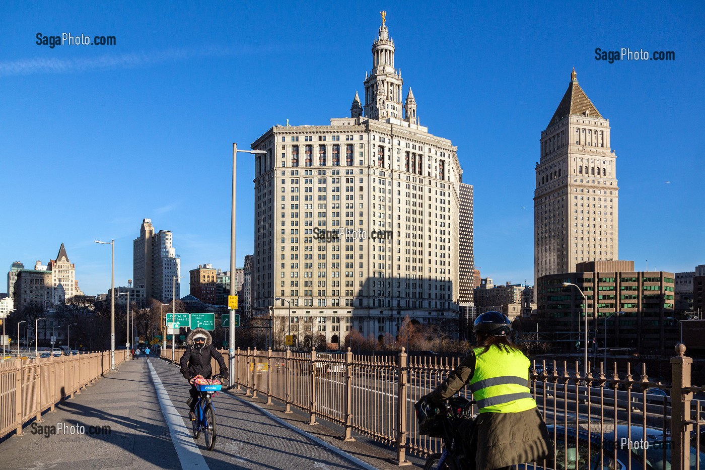 CYCLISTES A L'ENTREE DU PONT DE BROOKLYN DEVANT LE CITY HALL, MANHATTAN, NEW-YORK, ETATS-UNIS, USA 