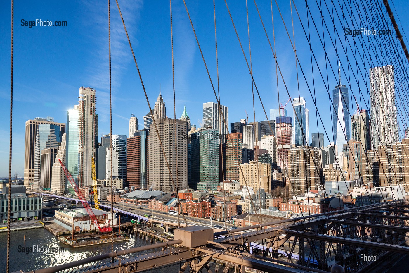 VUE SUR LES TOURS DE LOWER MANHATTAN DEPUIS LE PONT DE BROOKLYN, NEW-YORK, ETATS-UNIS, USA 