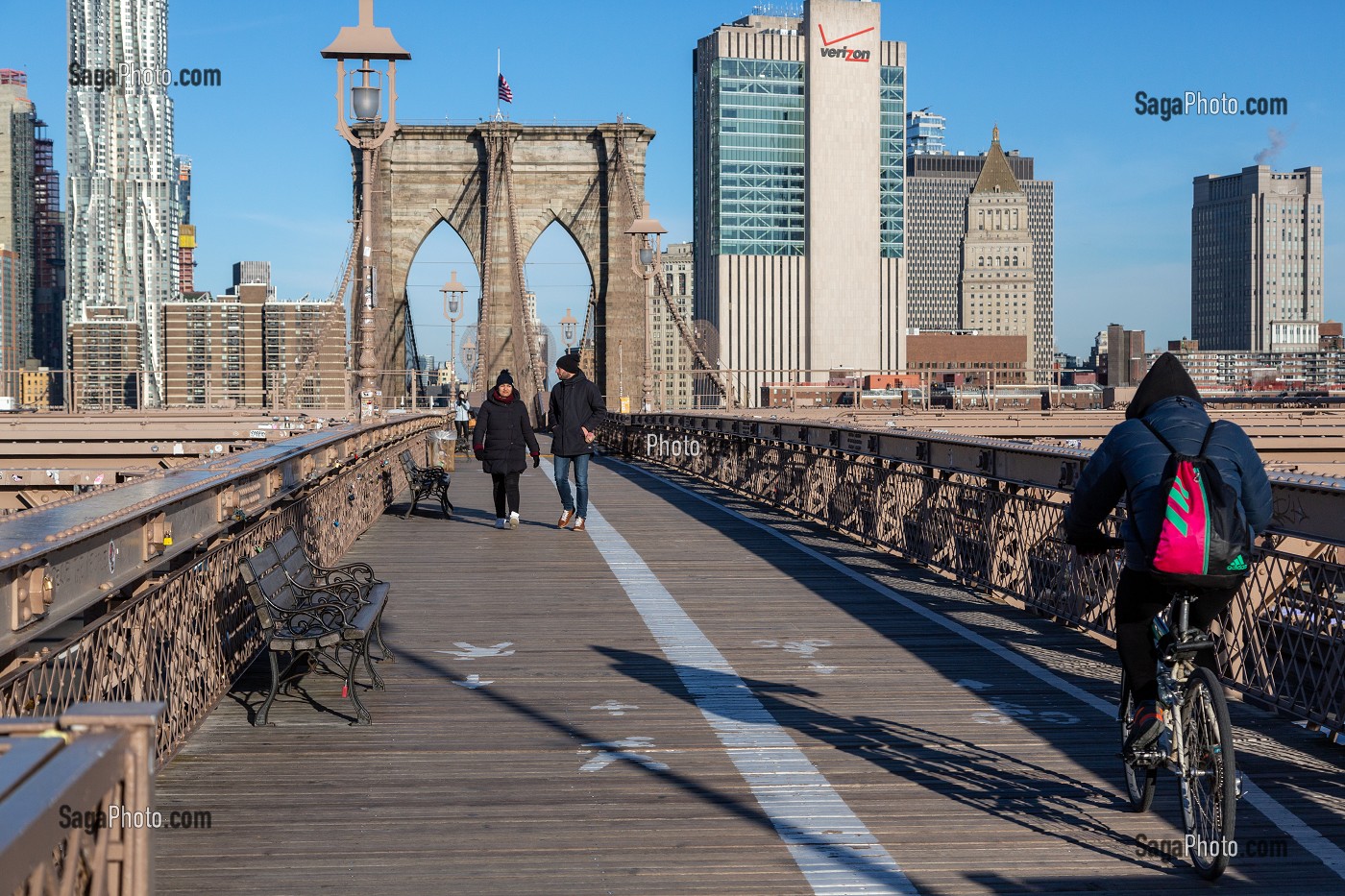 TRAVERSEE PIETIONS ET VELOS DU PONT DE BROOKLYN, MANHATTAN, NEW-YORK, ETATS-UNIS, USA 