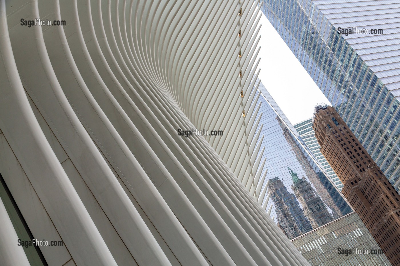 DETAIL DE L'OCULUS, GARE FUTURISTE EN FORME D'AILES D'OISEAU DEVANT LA TOUR DU ONE WORLD TRADE CENTER, MANHATTAN, NEW-YORK, ETATS-UNIS, USA 