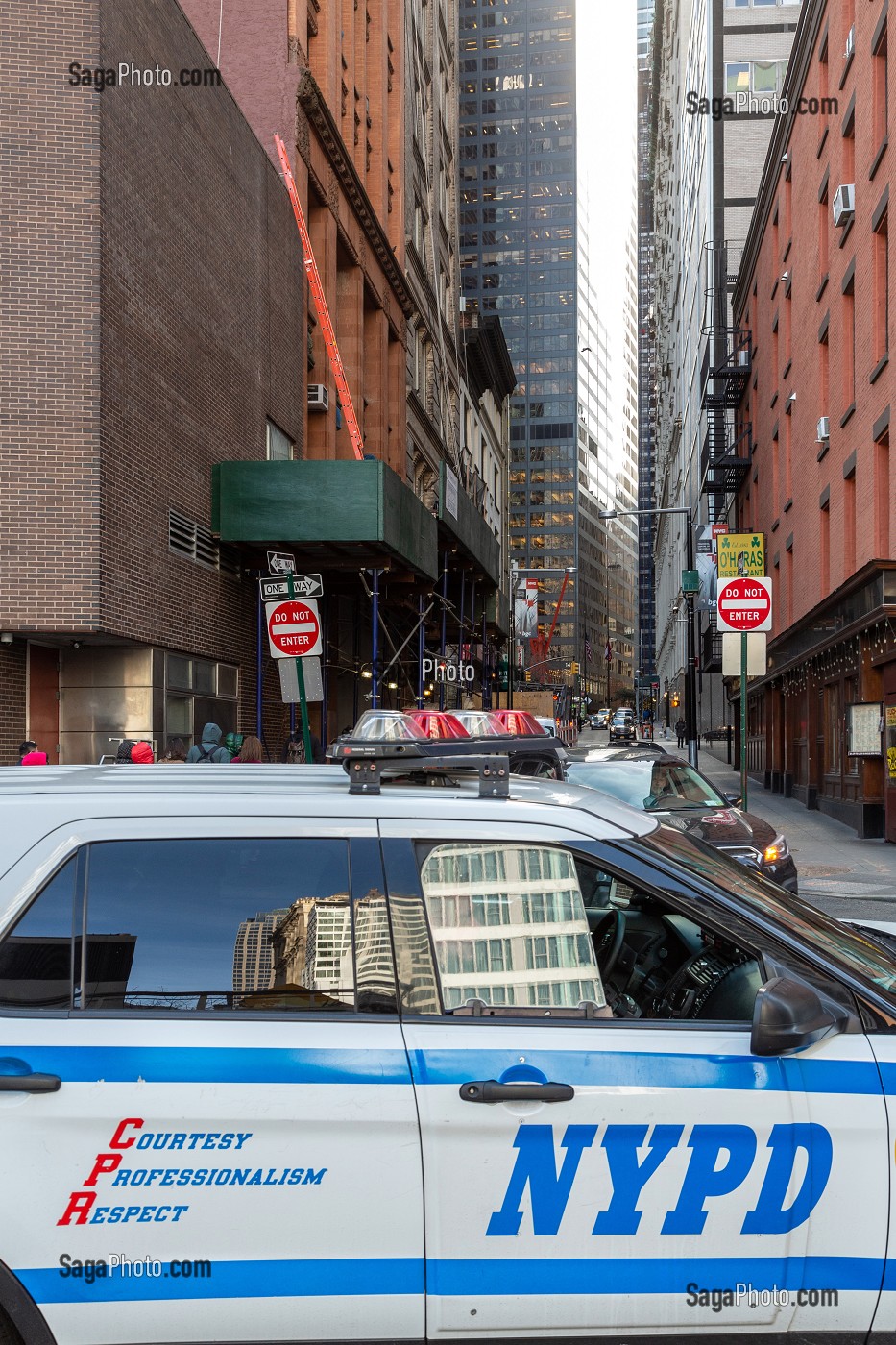 VOITURE DE POLICE EN SURVEILLANCE, MANHATTAN, NEW-YORK, ETATS-UNIS, USA 