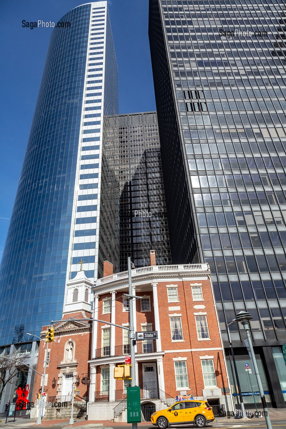 EGLISE CATHOLIQUE SAINT ELIZABETH ANN SETON SHRINE DEVANT LES TOURS DE MANHATTAN, STATE STREET, NEW-YORK, ETATS-UNIS, USA 