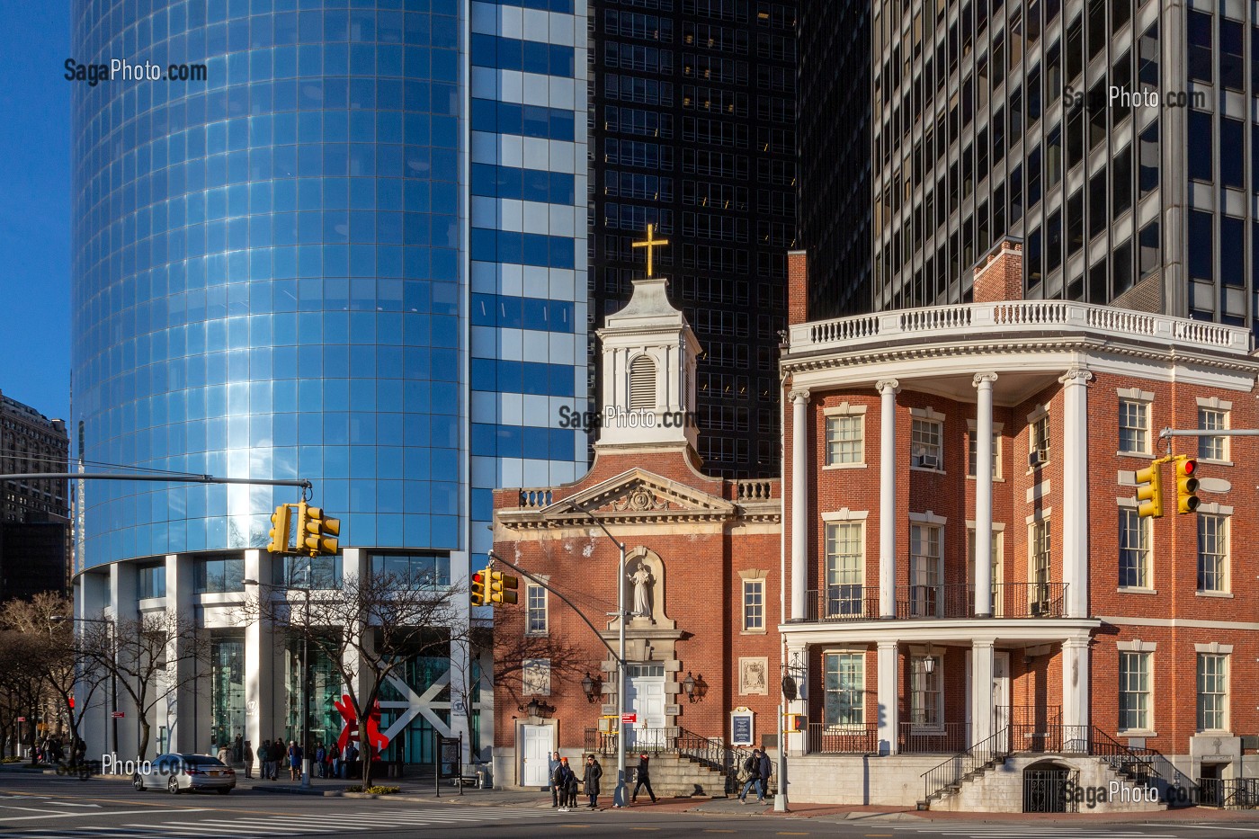 EGLISE CATHOLIQUE SAINT ELIZABETH ANN SETON SHRINE DEVANT LES TOURS DE MANHATTAN, STATE STREET, NEW-YORK, ETATS-UNIS, USA 