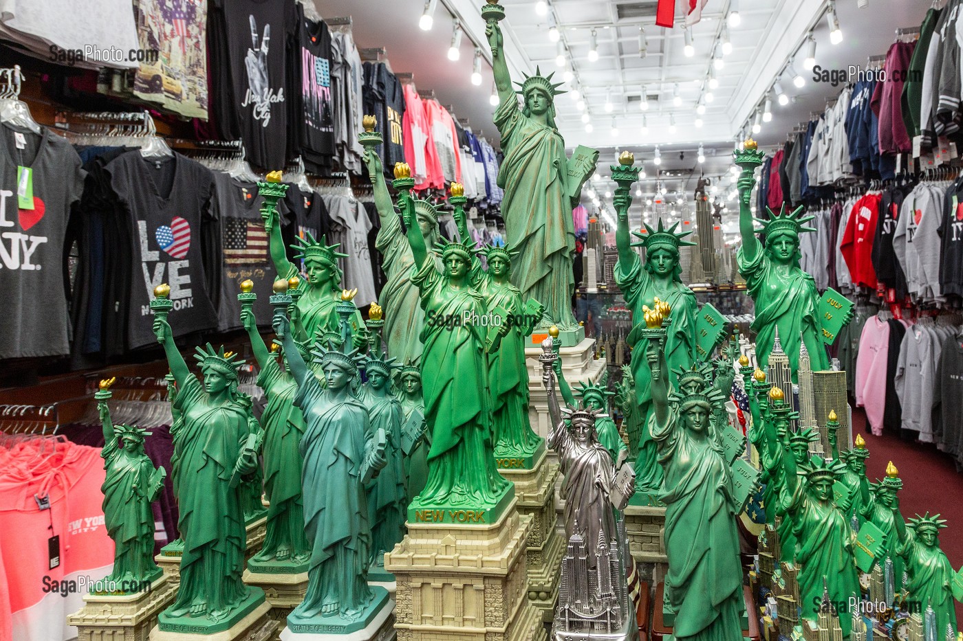 BOUTIQUE DE SOUVENIRS DE LA VILLE AVEC LA STATUE DE LA LIBERTE, MANHATTAN, NEW-YORK, ETATS-UNIS, USA 