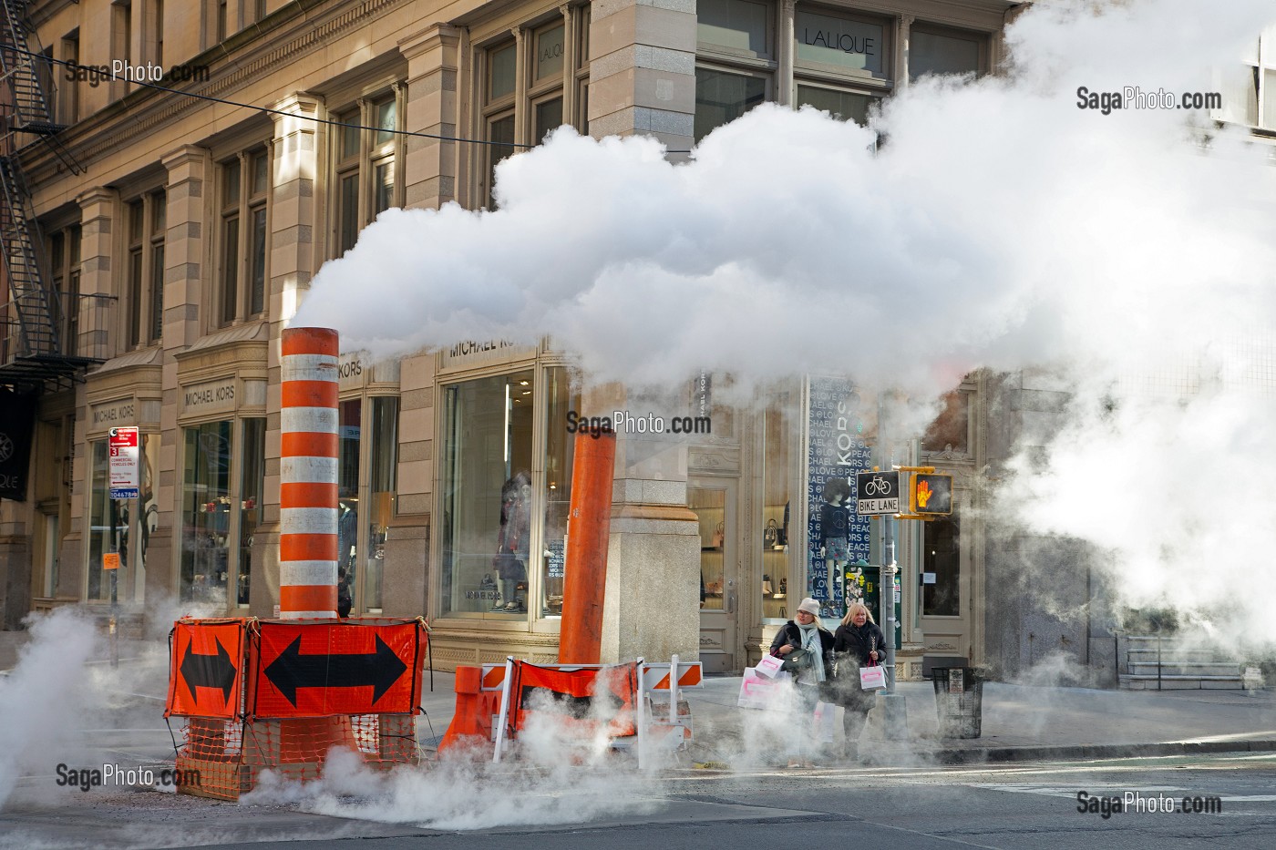VAPEUR D'EAU CHAUDE SORTANT DES BOUCHES D'EGOUTS POUR CHAUFFER LES IMMEUBLES, MANHATTAN, NEW-YORK, ETATS-UNIS, USA 