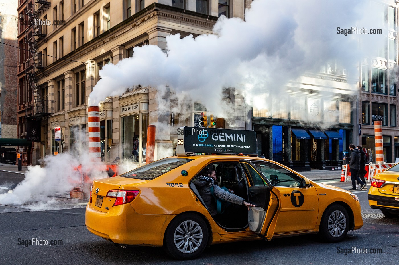 TAXI JAUNES DEVANT DES BOUCHES D'EGOUTS CRACHANT DE LA VAPEUR D'EAU CHAUDE POUR CHAUFFER LES IMMEUBLES, MANHATTAN, NEW-YORK, ETATS-UNIS, USA 