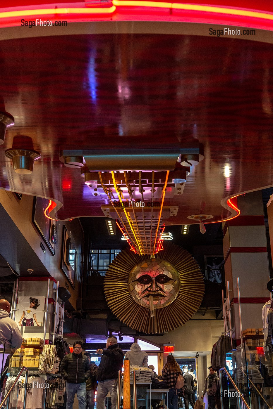 INTERIEUR DE LA BOUTIQUE DU HARD ROCK CAFE, TIMES SQUARE, MANHATTAN, NEW-YORK, ETATS-UNIS, USA 