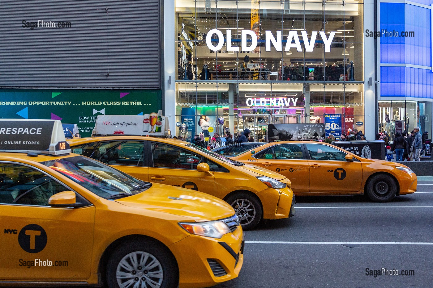 TAXIS JAUNES DEVANT LES MAGASINS (OLD NAVY), TIMES SQUARE, MANHATTAN, NEW-YORK, ETATS-UNIS, USA 