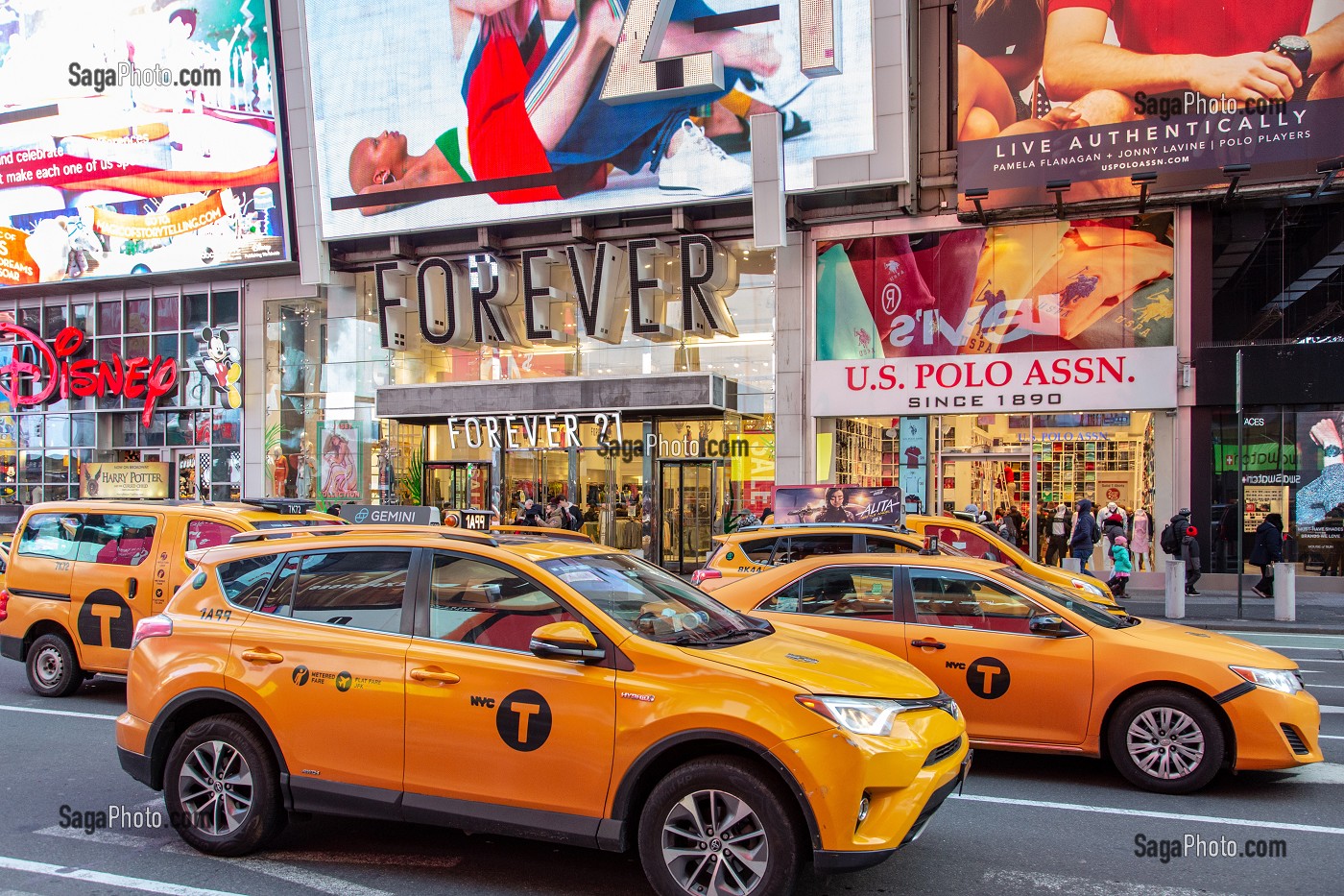TAXIS JAUNES DEVANT LES MAGASINS (FOREVER 21, DISNEY), TIMES SQUARE, MANHATTAN, NEW-YORK, ETATS-UNIS, USA 