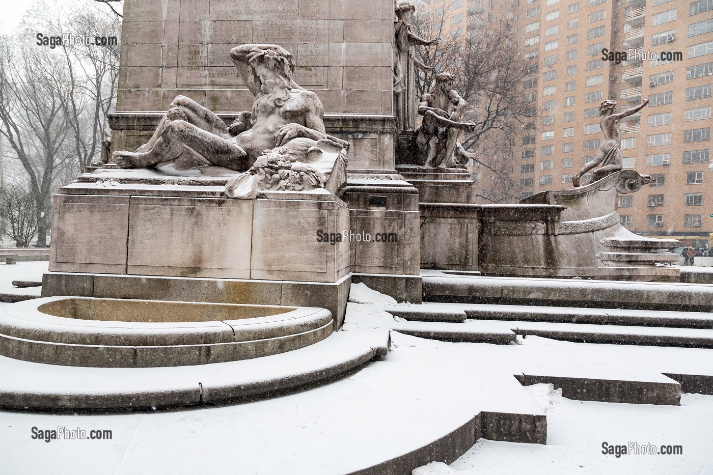 STATUE DEVANT LE ROND POINT DE COLUMBUS CIRCLE, CENTRAL PARK, MANHATTAN, NEW-YORK, ETATS-UNIS, USA 