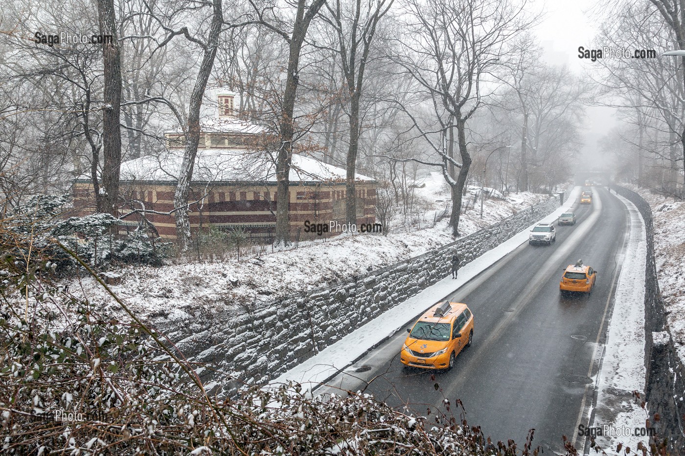 ROUTE TRAVERSANTE, 65TH STREET TRANSVERSE, CENTRAL PARK UN JOUR DE NEIGE, MANHATTAN, NEW-YORK, ETATS-UNIS, USA 