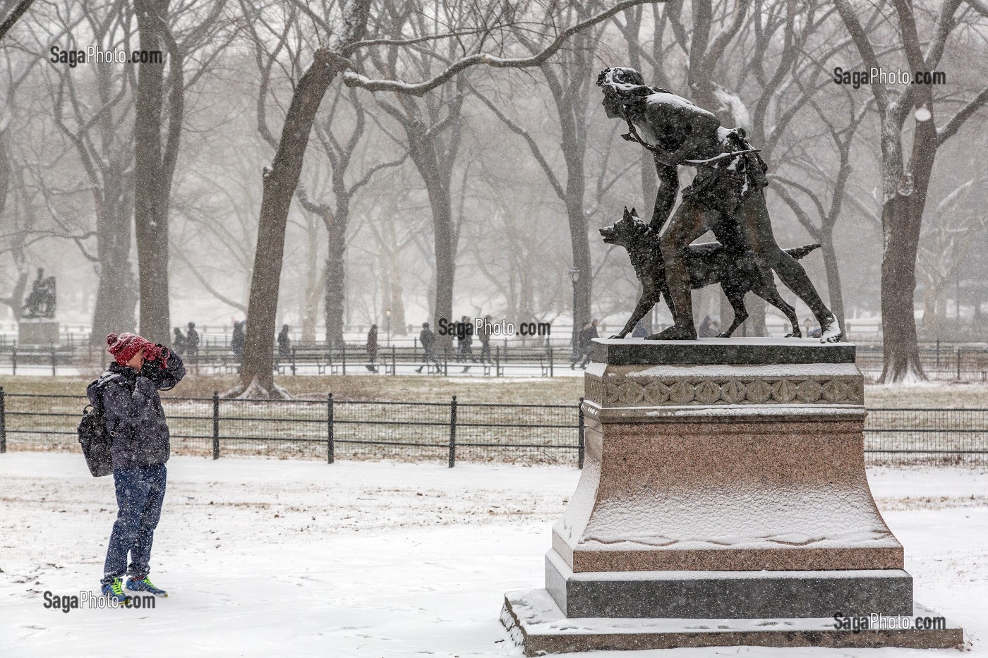 PHOTOGRAPHE DEVANT UNE STATUE DE CHASSEUR AVEC SON CHIEN, CENTRAL PARK UN JOUR DE NEIGE, MANHATTAN, NEW-YORK, ETATS-UNIS, USA 