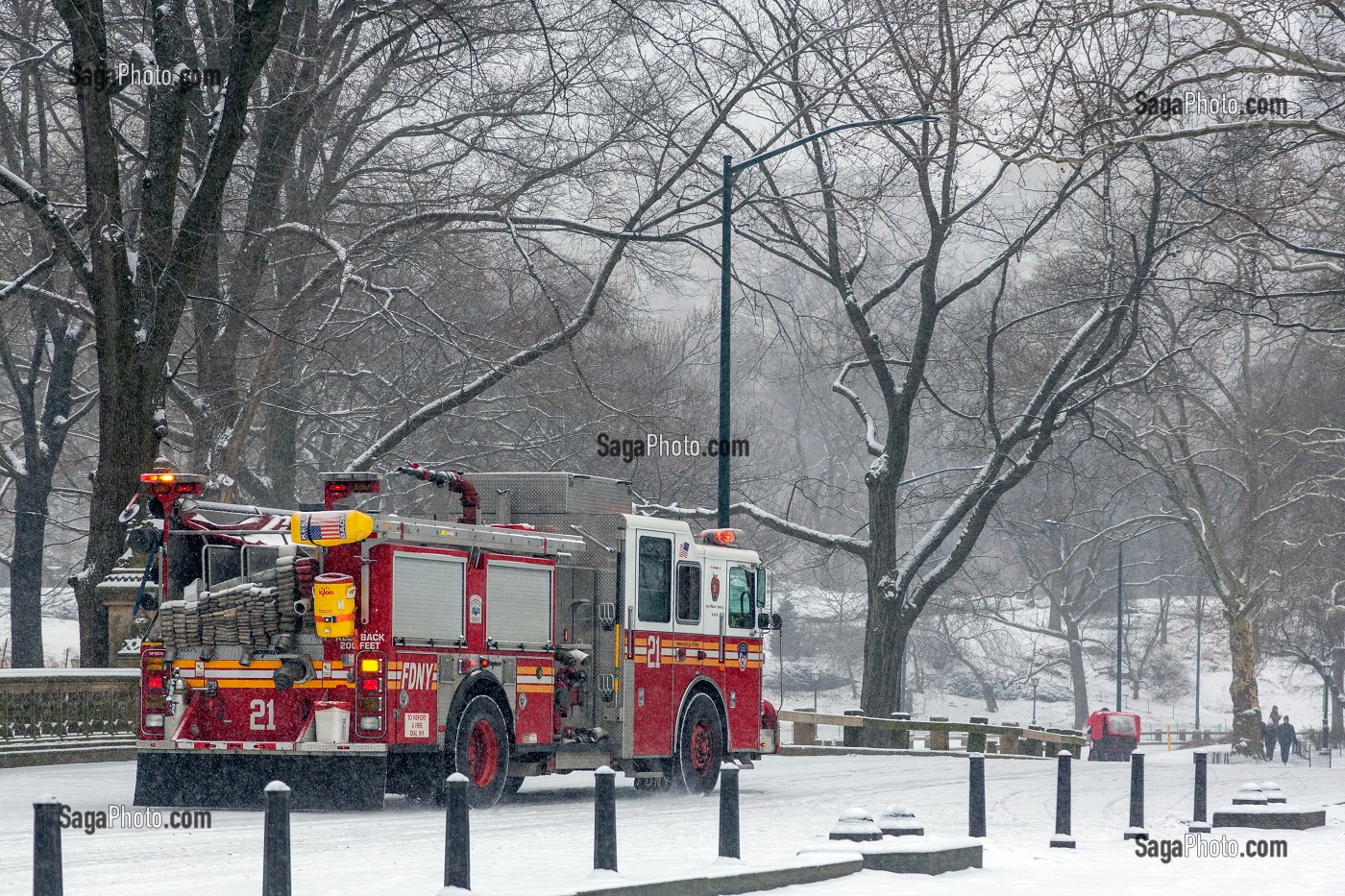 VEHICULE DE SECOURS INCENDIE SAPEURS-POMPIERS FDNY, CENTRAL PARK UN JOUR DE NEIGE, MANHATTAN, NEW-YORK, ETATS-UNIS, USA 