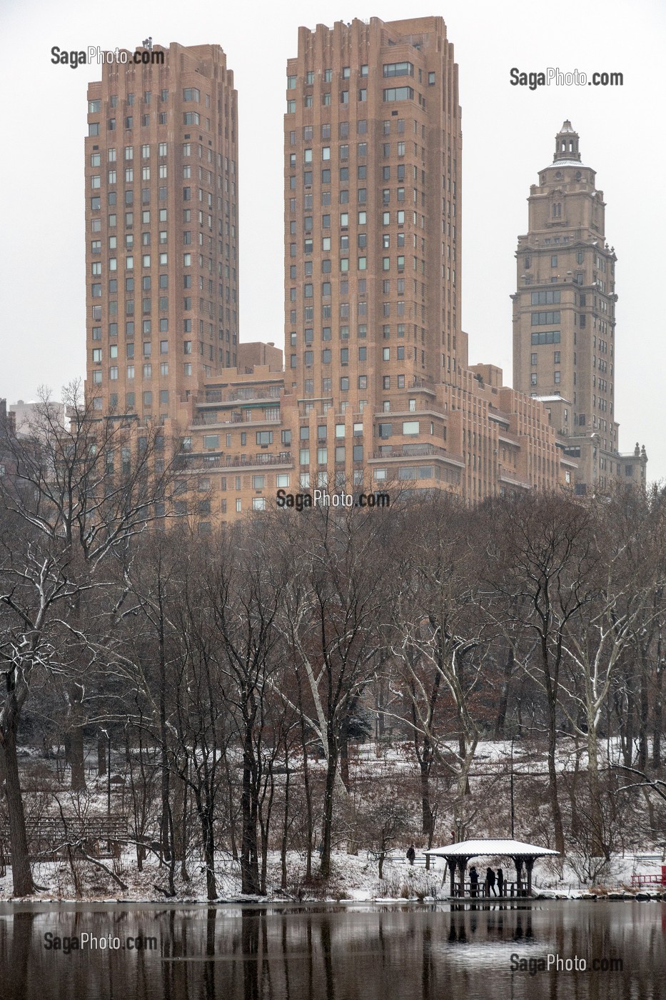 LE LAC EN HIVER ET LES TOURS DU MAYFAIR TOWERS, CENTRAL PARK UN JOUR DE NEIGE, MANHATTAN, NEW-YORK, ETATS-UNIS, USA 