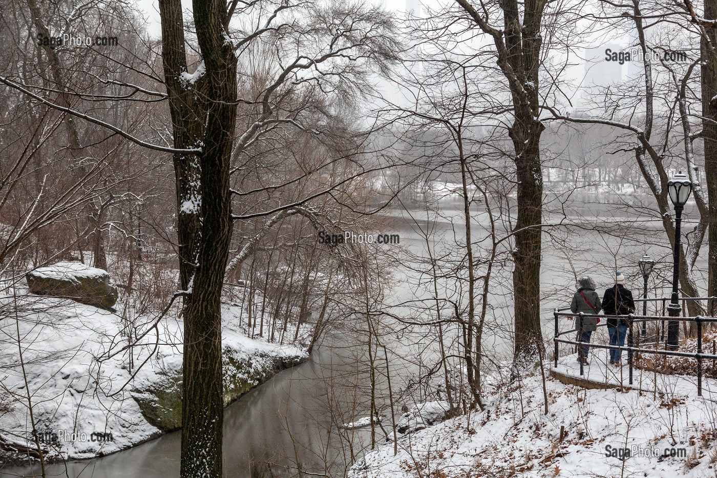 BALADE EN COUPLE AUTOUR DU LAC, CENTRAL PARK UN JOUR DE NEIGE, MANHATTAN, NEW-YORK, ETATS-UNIS, USA 