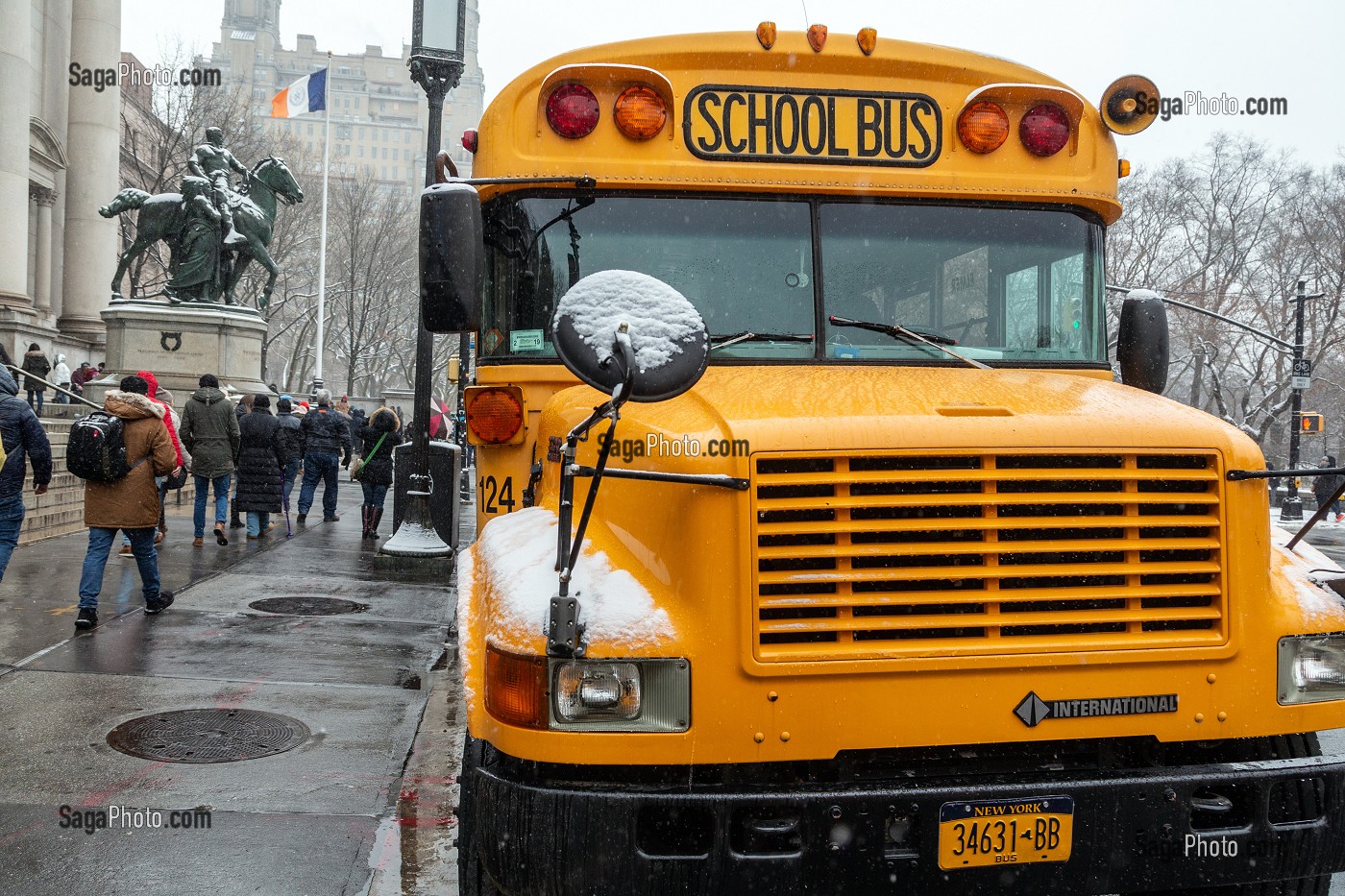 BUS SCOLAIRE DEVANT LE MUSEE D'HISTOIRE NATURELLE, MANHATTAN, NEW-YORK, ETATS-UNIS, USA 