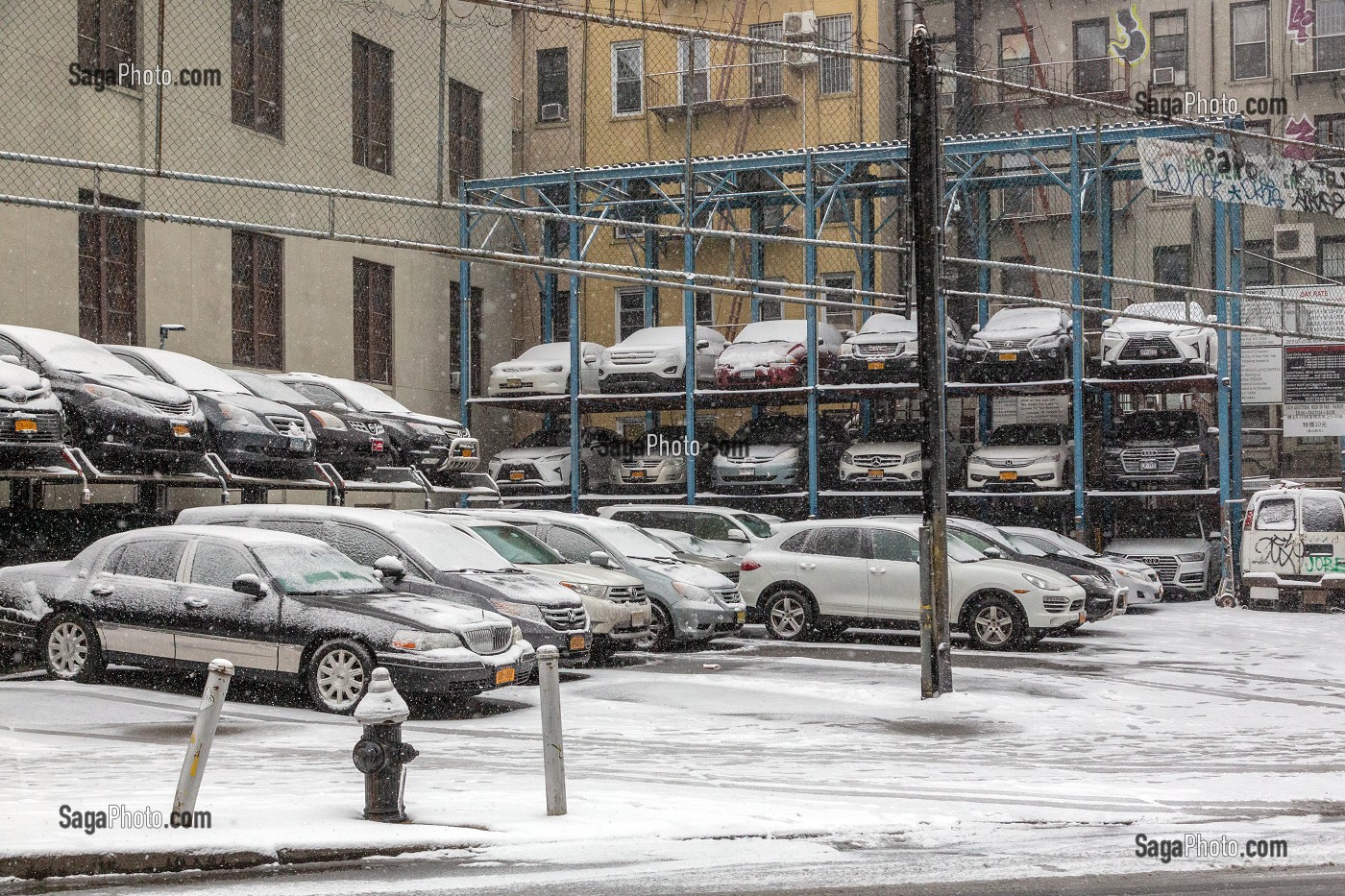 PARKING DE VOITURES EN ETAGES SOUS LA NEIGE, CHINATOWN, MANHATTAN, NEW-YORK, ETATS-UNIS, USA 