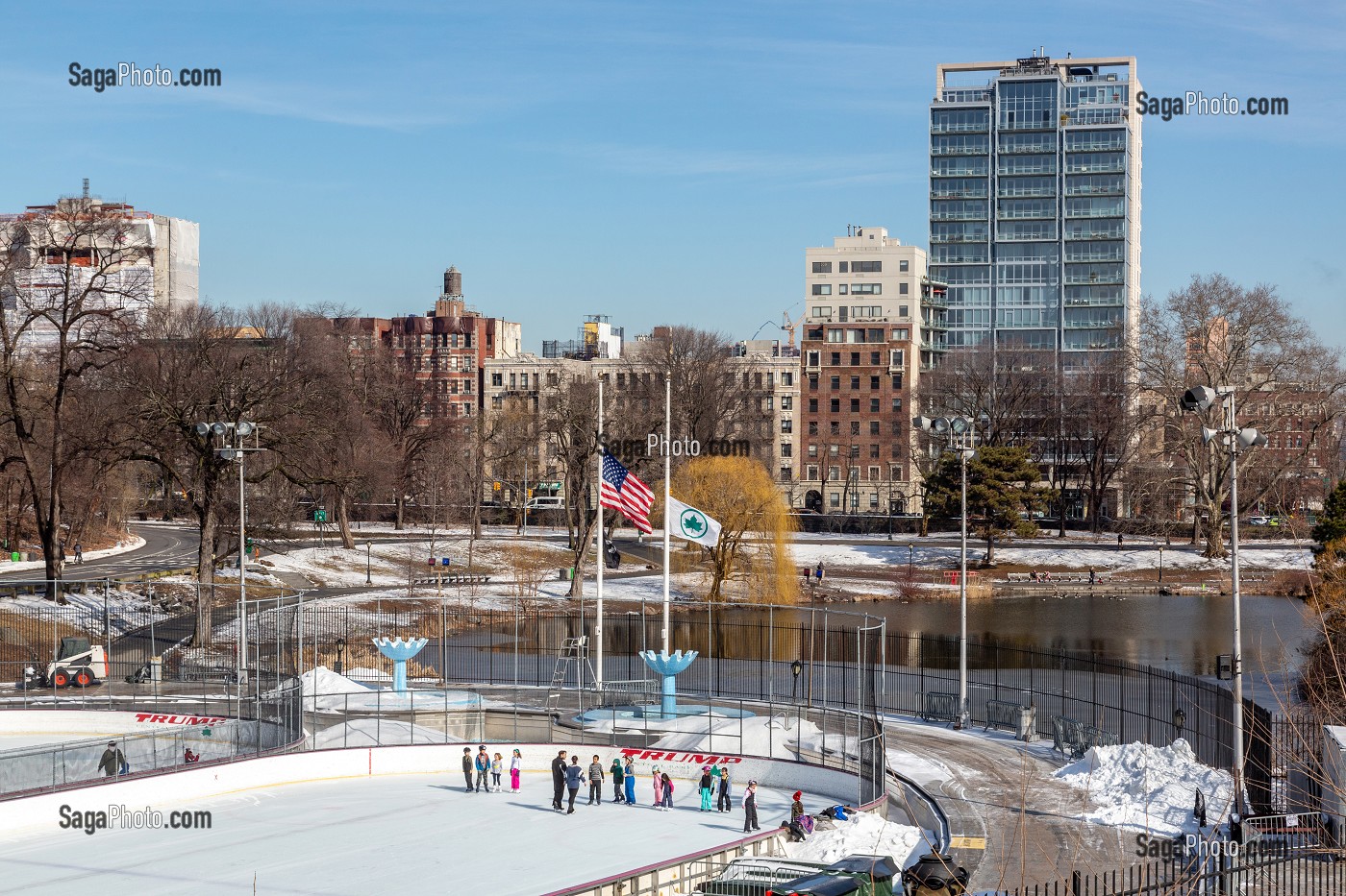 PATINOIRE DE CENTRAL PARK, UN JOUR DE NEIGE, MANHATTAN, NEW-YORK, ETATS-UNIS, USA 