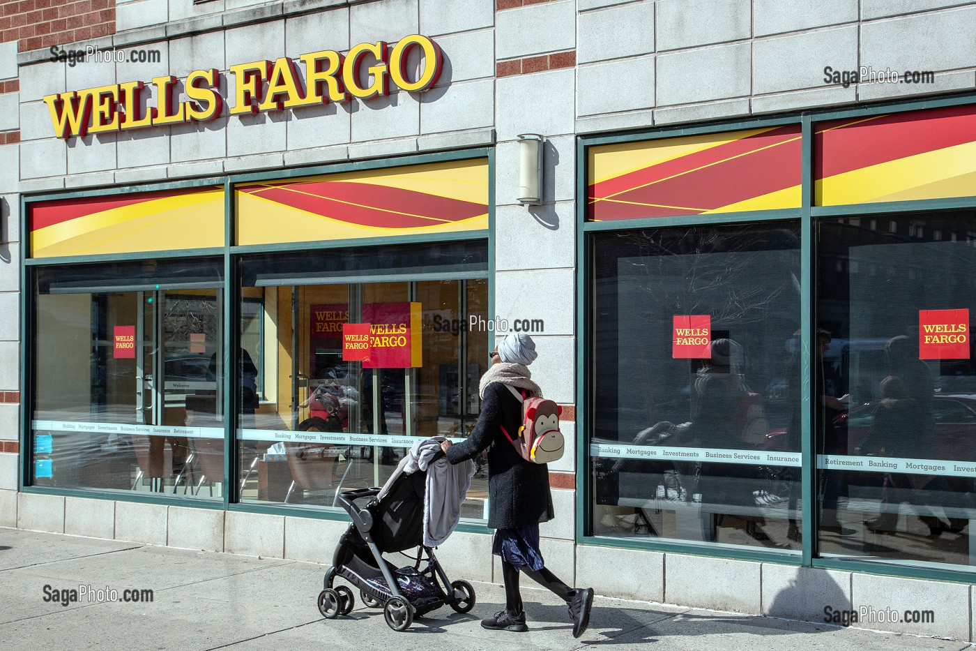 ENSEIGNE DE LA BANQUE WELLS FARGO, HARLEM, MANHATTAN, NEW-YORK, ETATS-UNIS, USA 