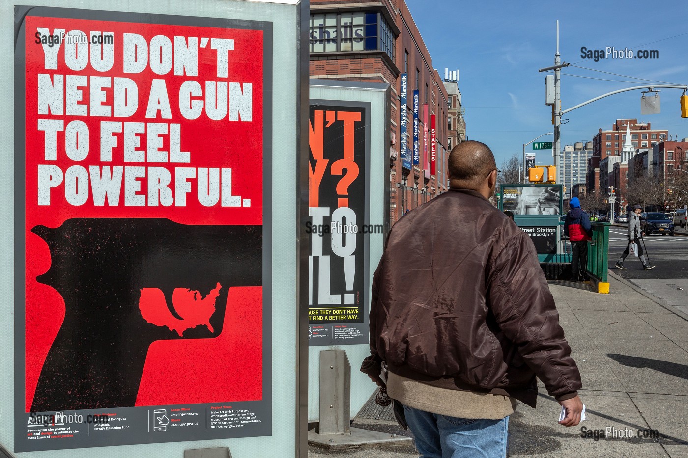 PUBLICITE CONTRE LE PORT D'ARMES, VOUS N'AVEZ PAS BESOIN DE PISTOLET POUR VOUS SENTIR PUISSANT, MALCOLM X BOULEVARD, HARLEM, MANHATTAN, NEW-YORK, ETATS-UNIS, USA 