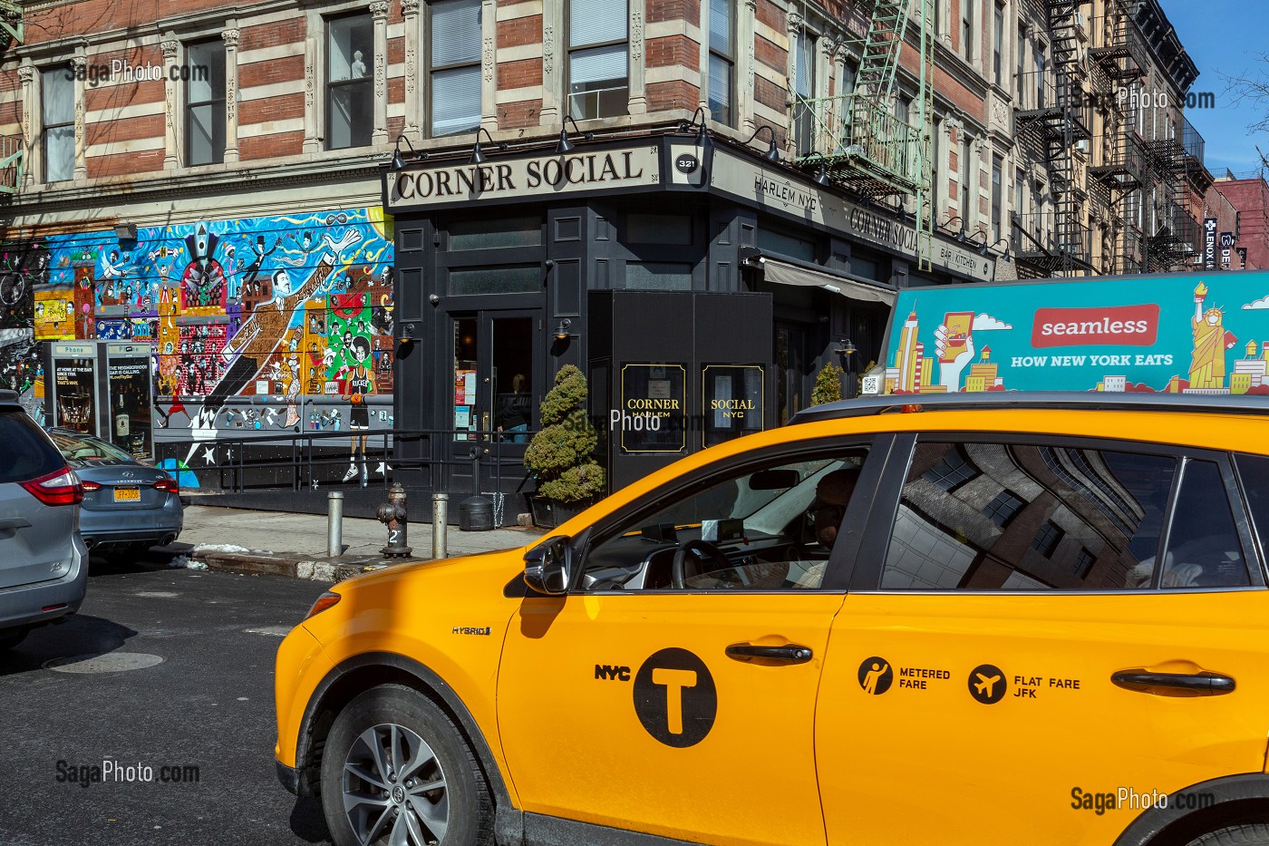 TAXI JAUNE DEVANT LE CORNER SOCIAL DE HARLEM, MALCOLM X BOULEVARD, MANHATTAN, NEW-YORK, ETATS-UNIS, USA 