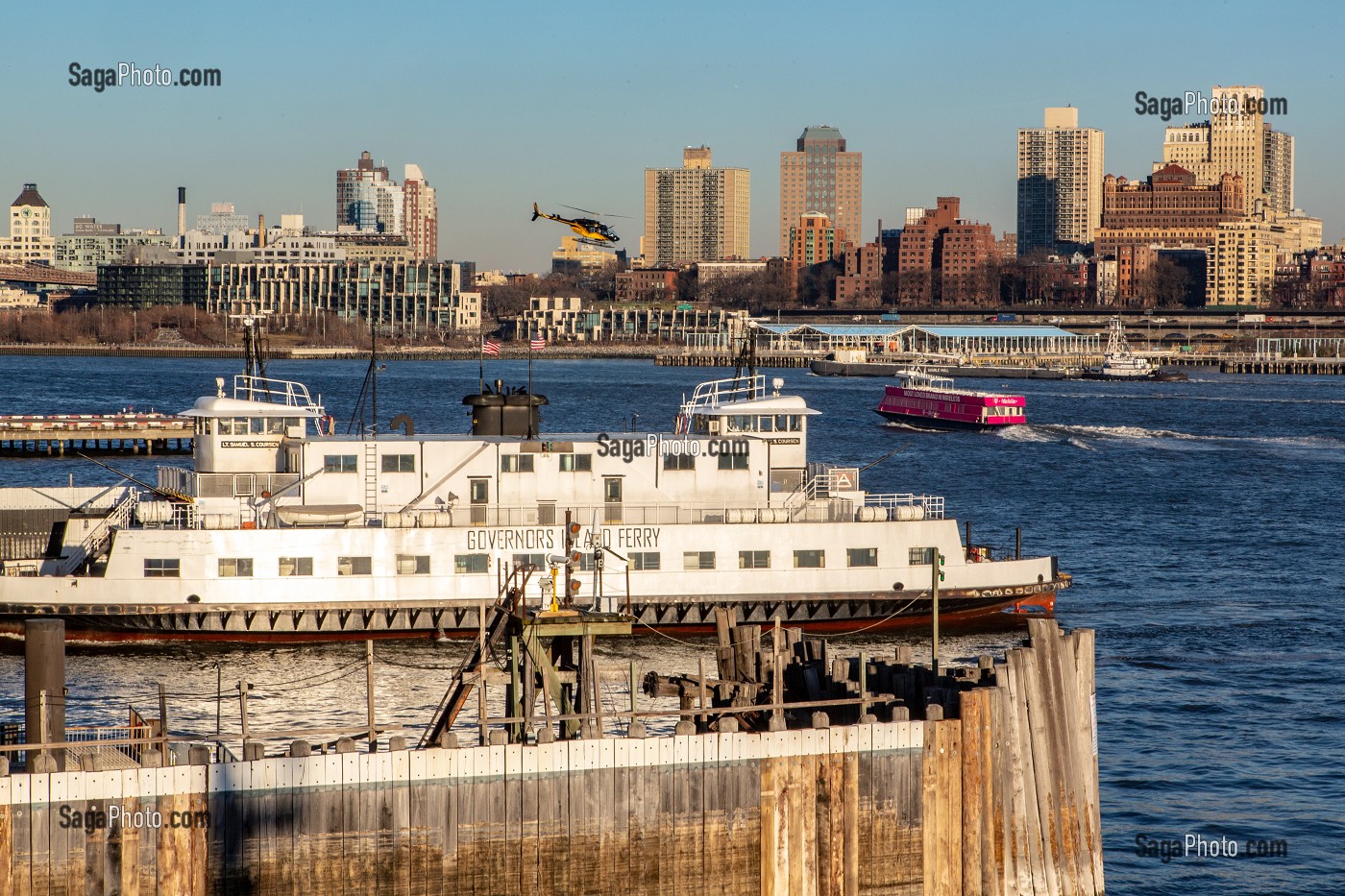 ACTIVITE FLUVIALE DANS LE FLEUVE HUDSON, TERMINAL FERRY, HELICOPTERE ET VUE SUR BROOKLYN, MANHATTAN, NEW-YORK, ETATS-UNIS, USA 