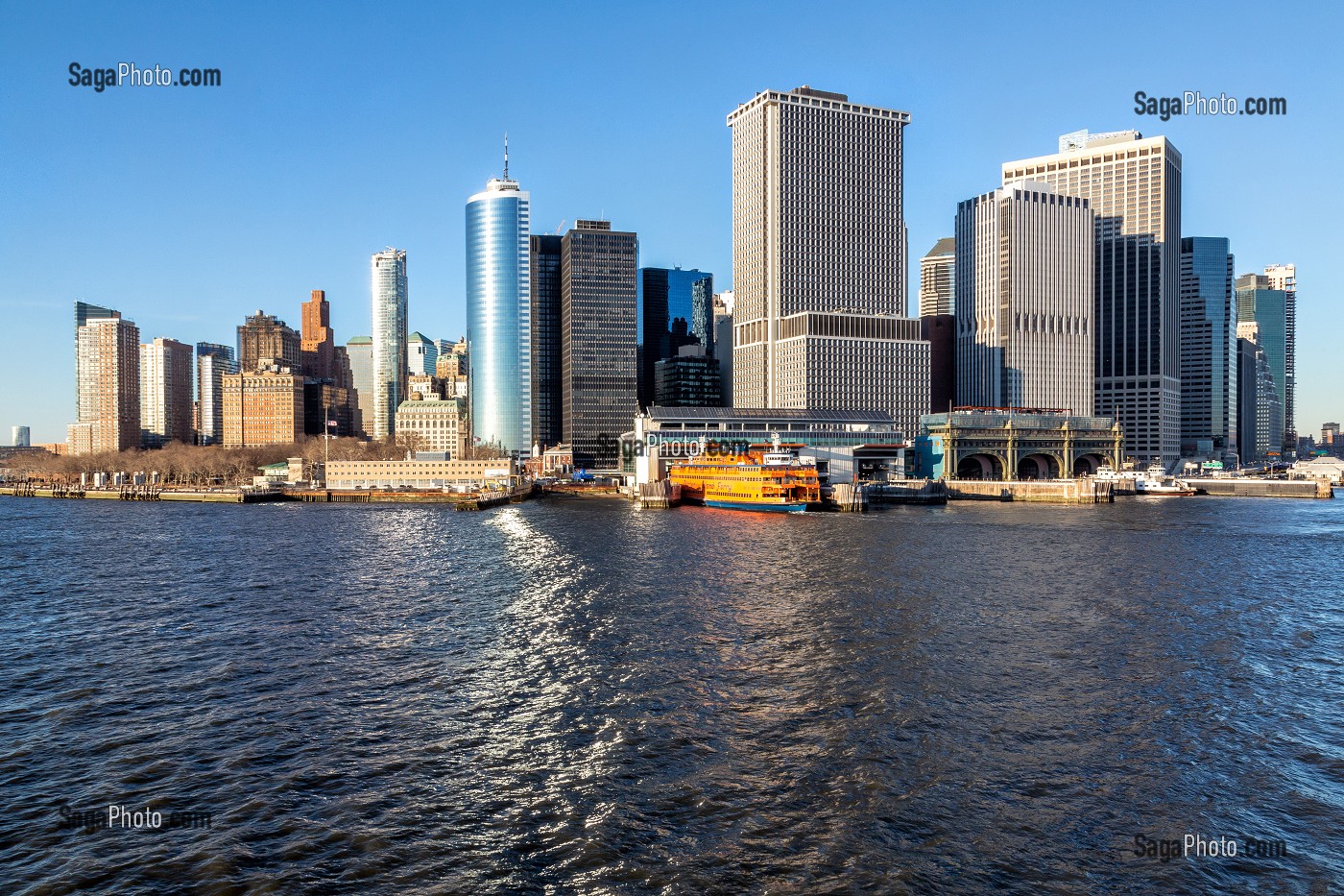 GRATTE-CIELS DU DOWNTOWN, QUARTIER DES AFFAIRES DE MANHATTAN, VUE DEPUIS LE FERRY SUR L'HUDSON RIVER, NEW-YORK, ETATS-UNIS, USA 